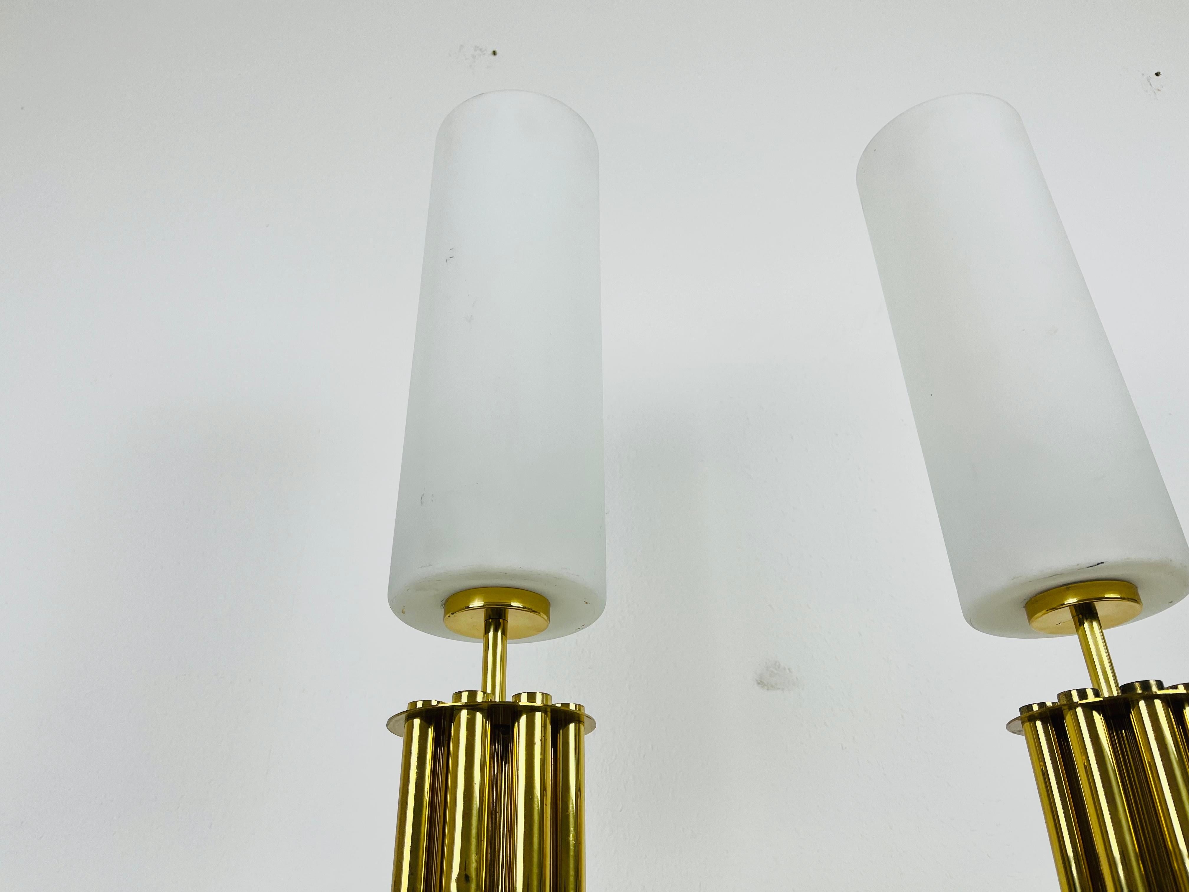 Paire de lampes de bureau françaises en laiton de style mi-siècle moderne, années 1960 Bon état - En vente à Hagenbach, DE