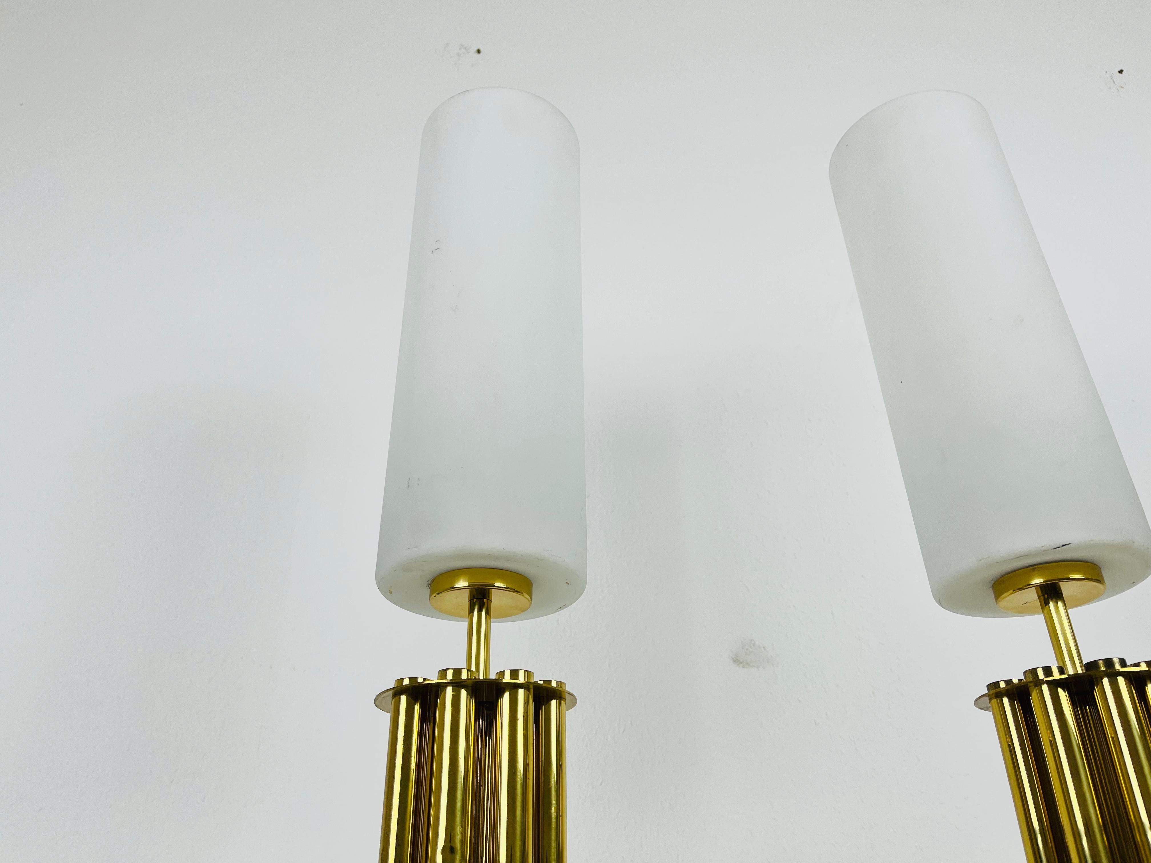 Paire de lampes de table en laiton de la modernité française du milieu du siècle dernier, années 1960 Bon état - En vente à Hagenbach, DE