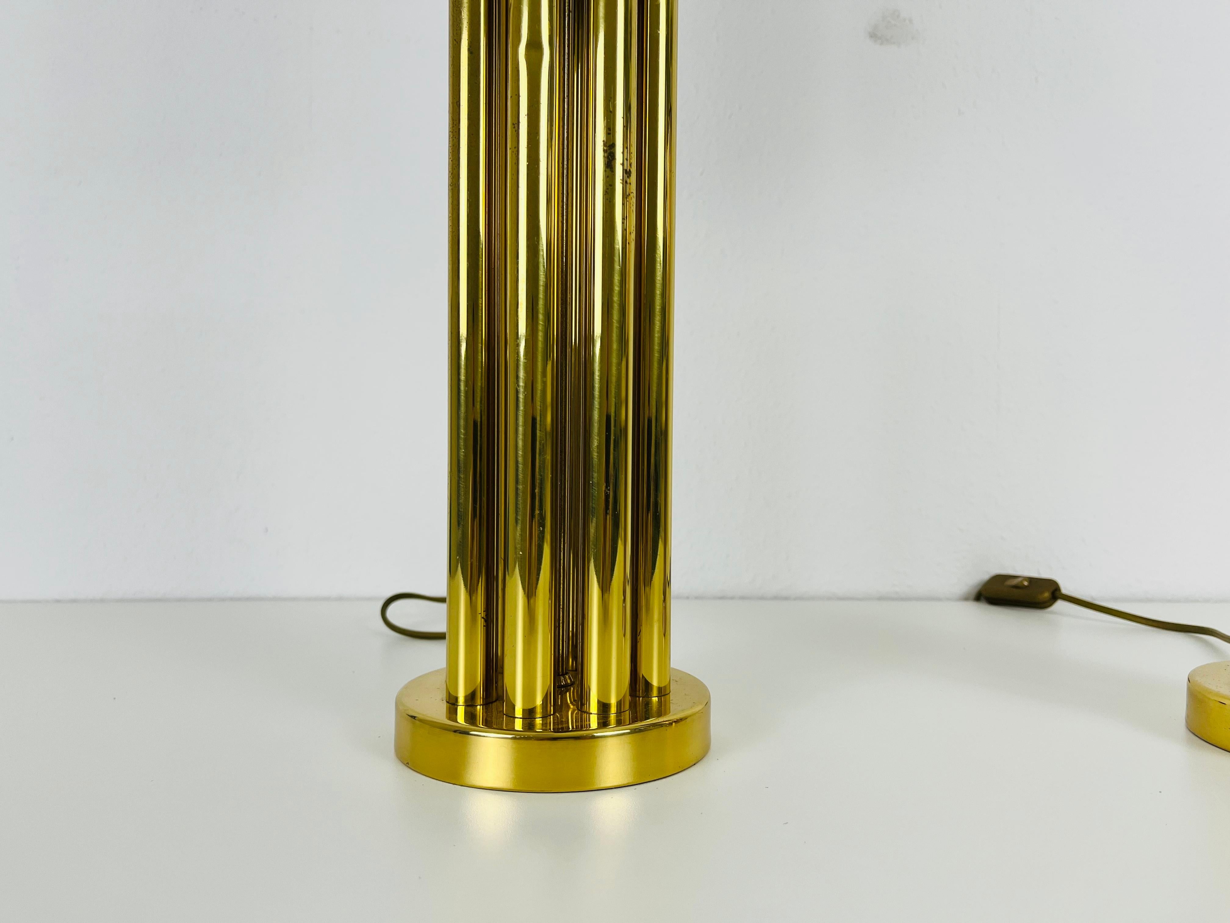Milieu du XXe siècle Paire de lampes de bureau françaises en laiton de style mi-siècle moderne, années 1960 en vente