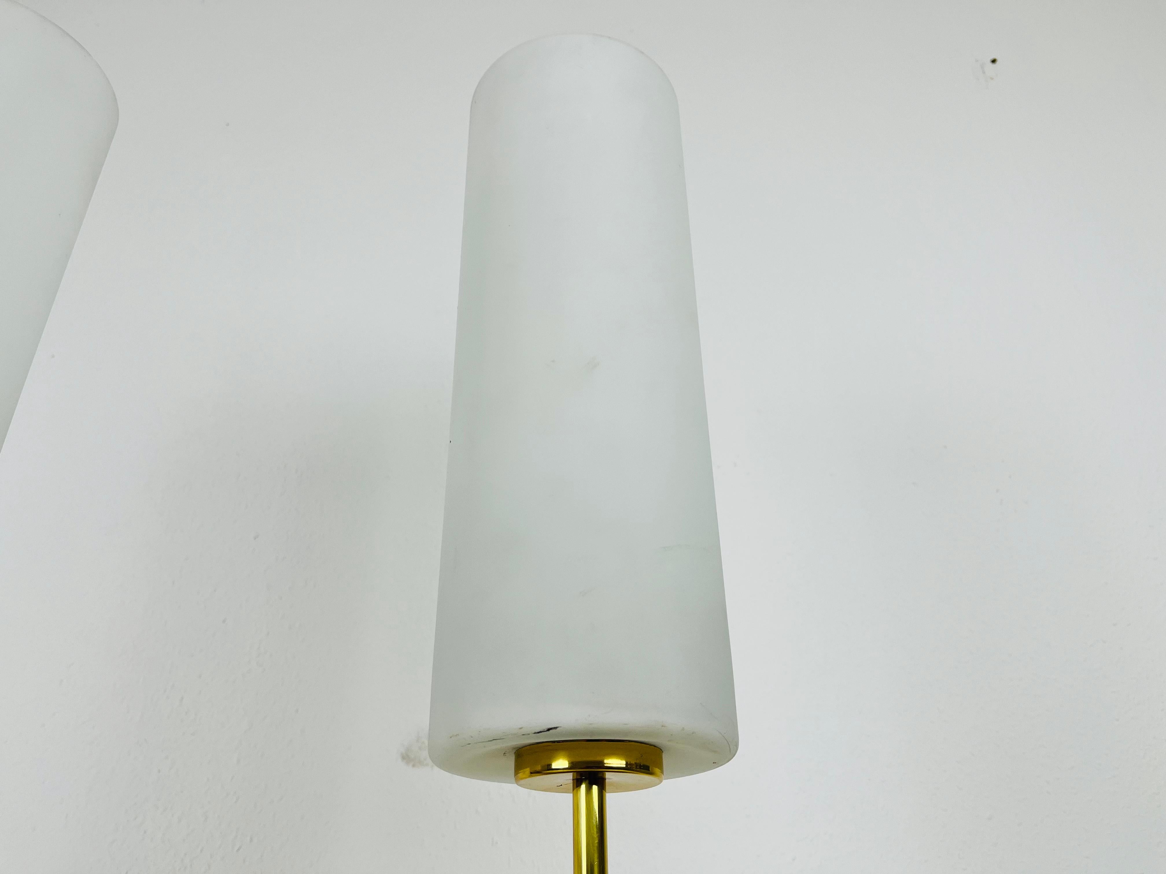 Aluminium Paire de lampes de bureau françaises en laiton de style mi-siècle moderne, années 1960 en vente