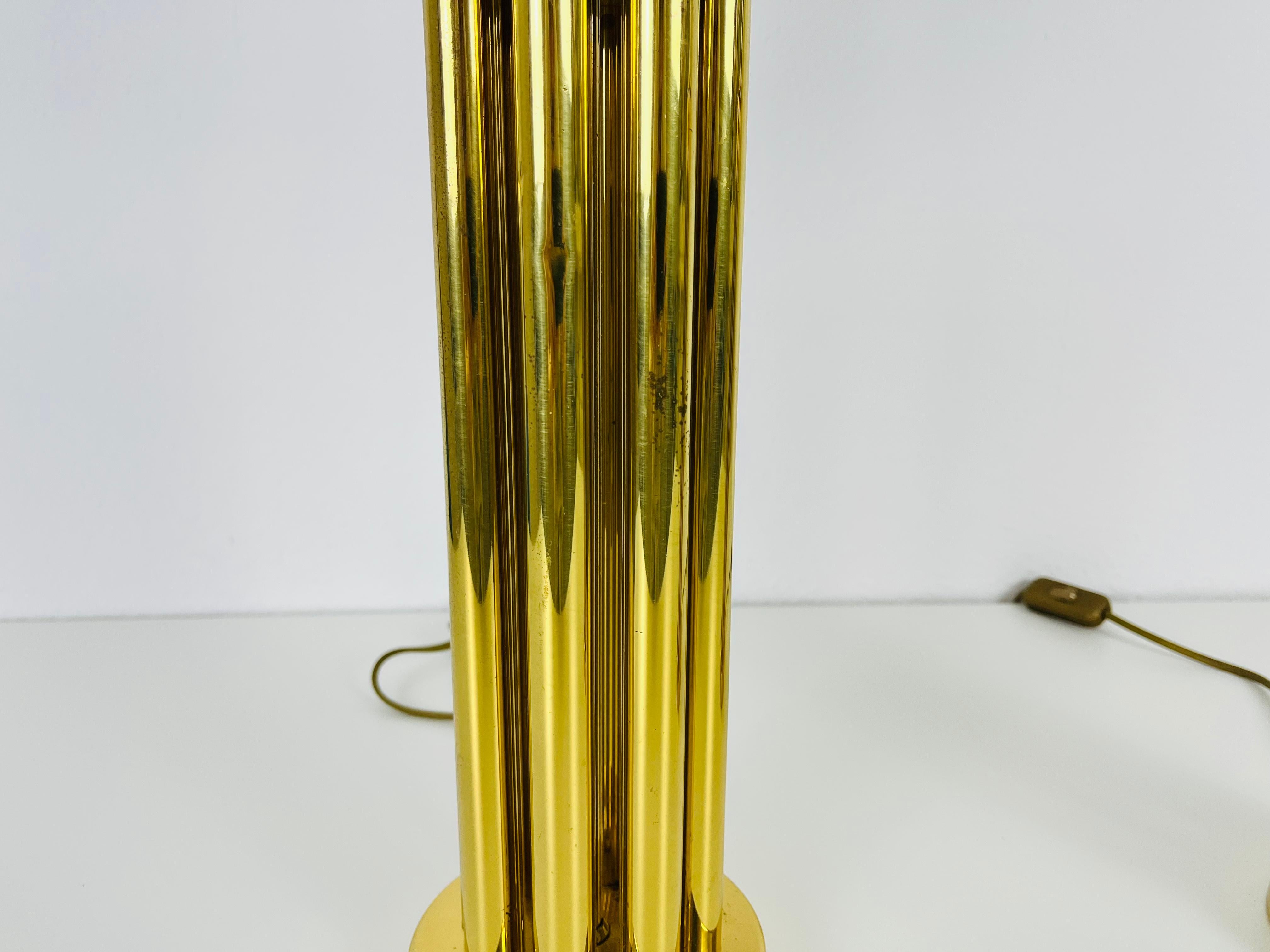 Paire de lampes de bureau françaises en laiton de style mi-siècle moderne, années 1960 en vente 1