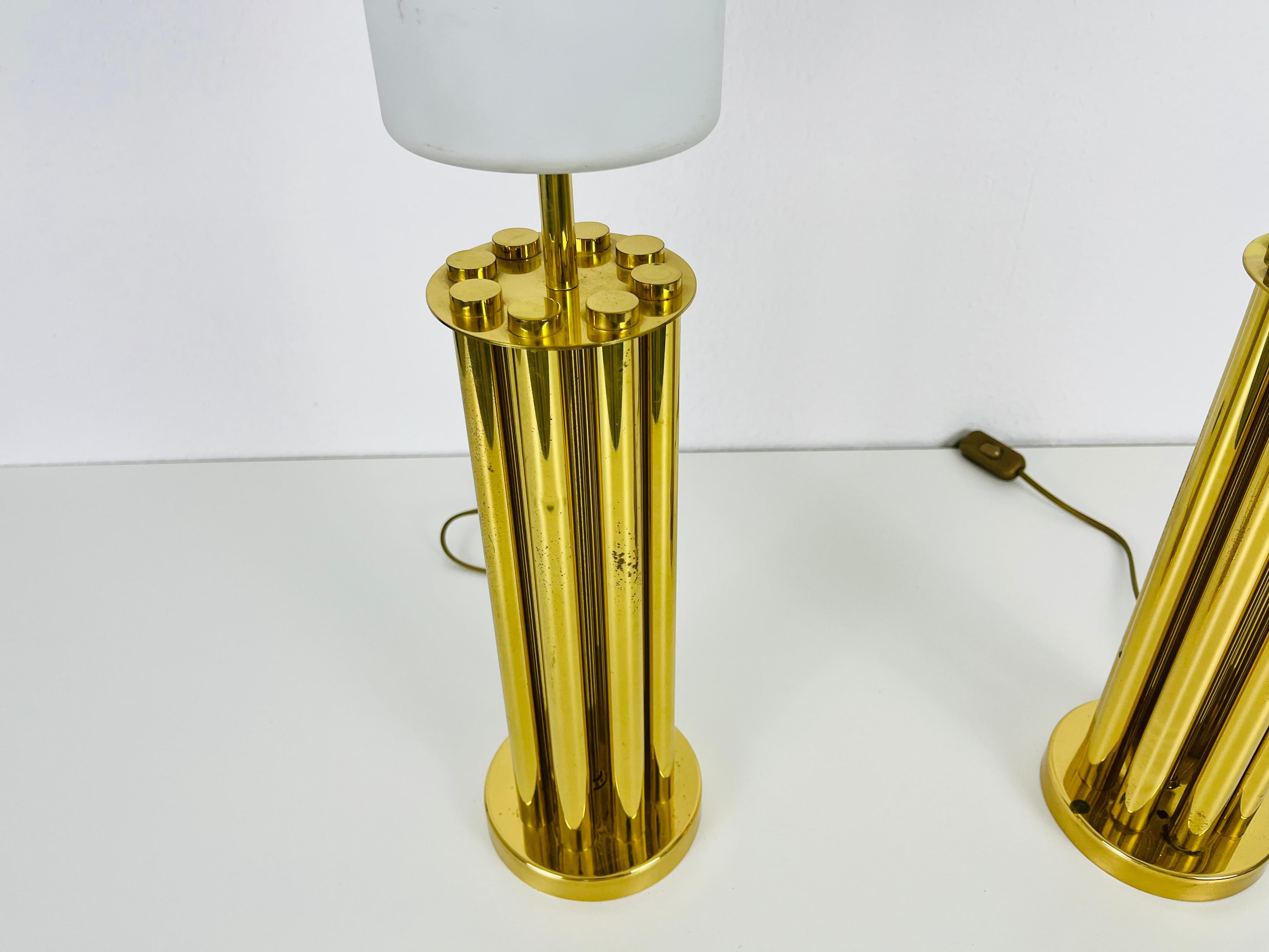 Paire de lampes de bureau françaises en laiton de style mi-siècle moderne, années 1960 en vente 2