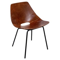 Chaise Tonneau en métal et cuir brun de Guariche, années 1950