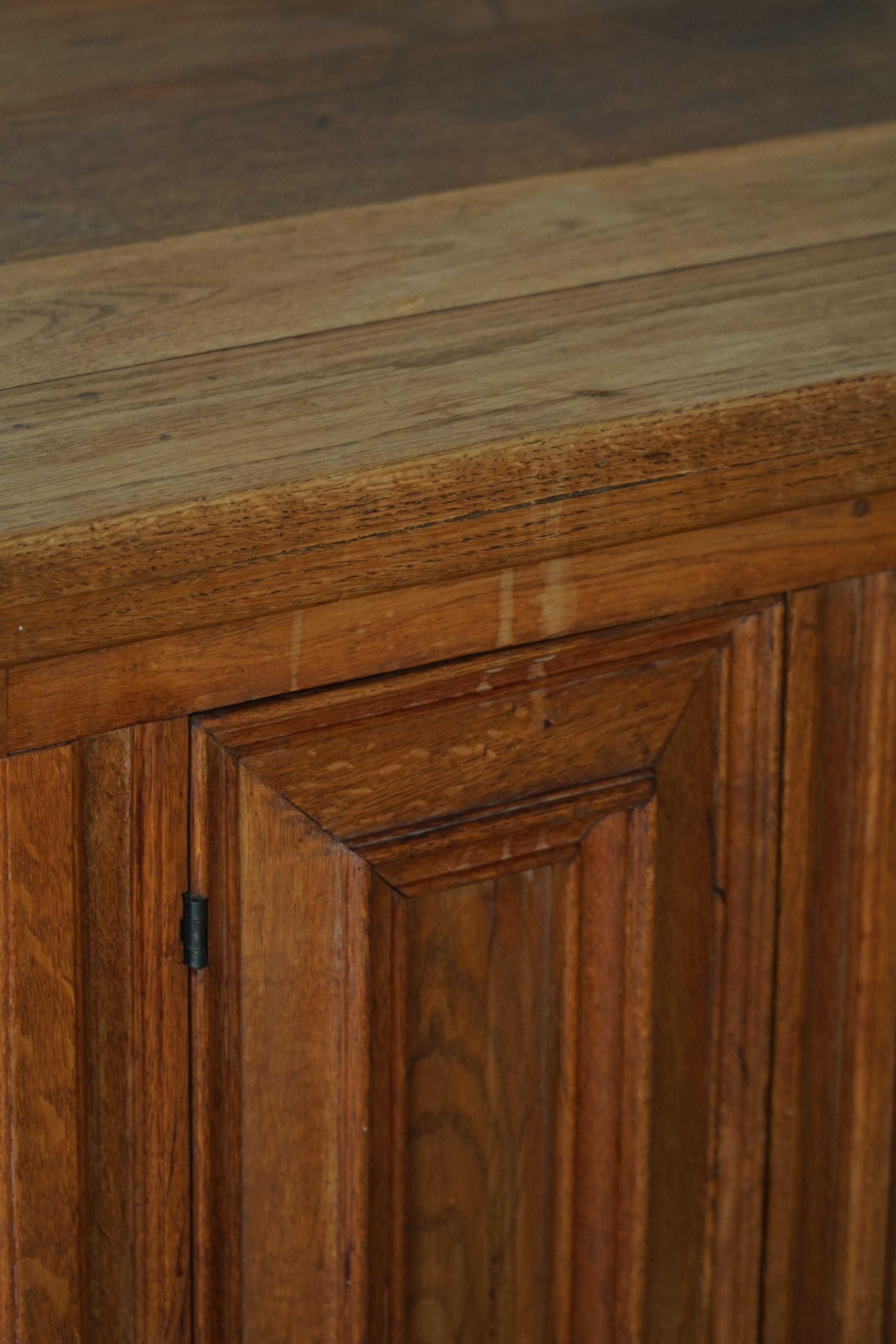 Credenza brutalista francese del Mid Century Modern in Oak massiccio, anni '50 in vendita 3