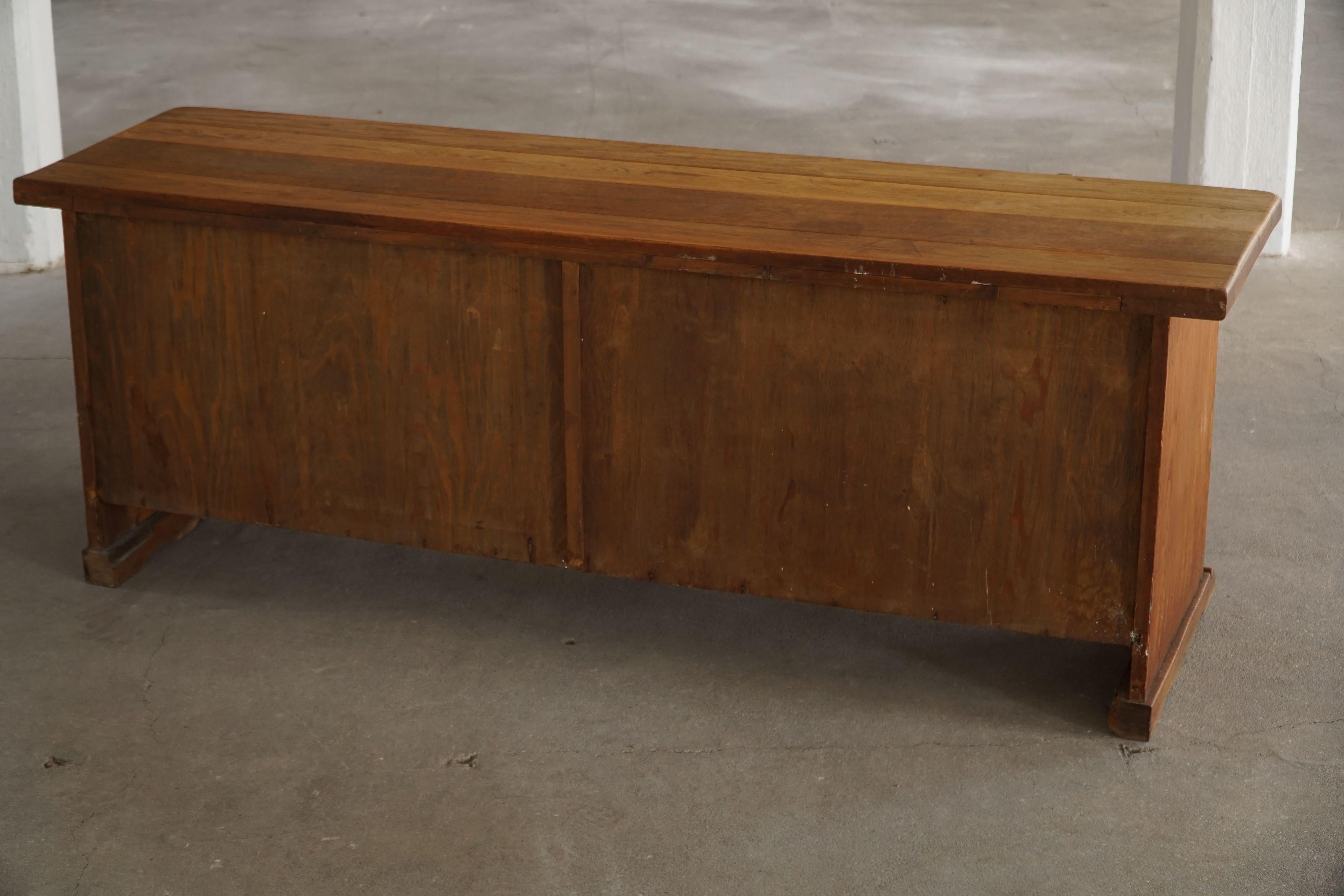 Credenza brutalista francese del Mid Century Modern in Oak massiccio, anni '50 in vendita 5