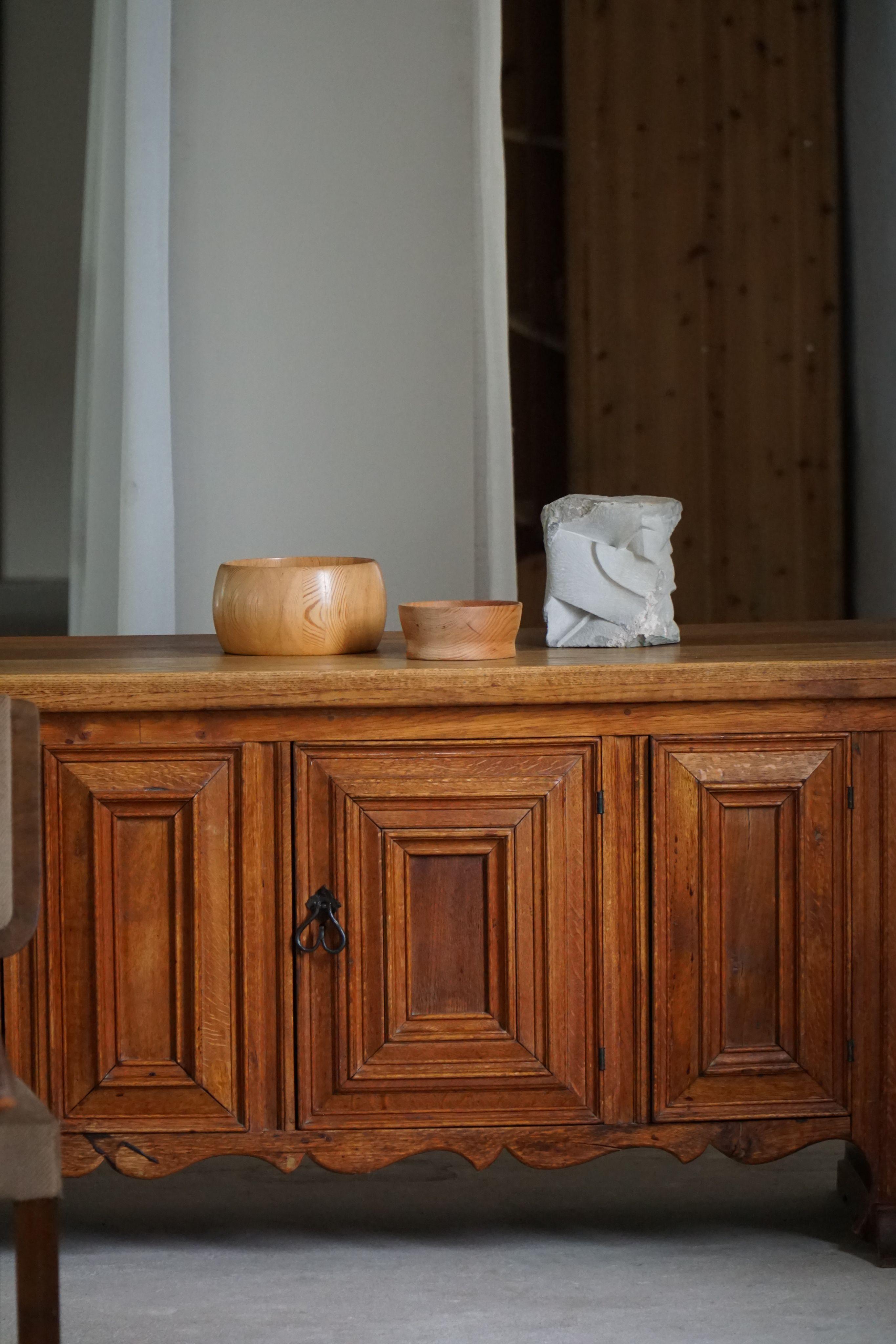Credenza brutalista francese del Mid Century Modern in Oak massiccio, anni '50 in vendita 6