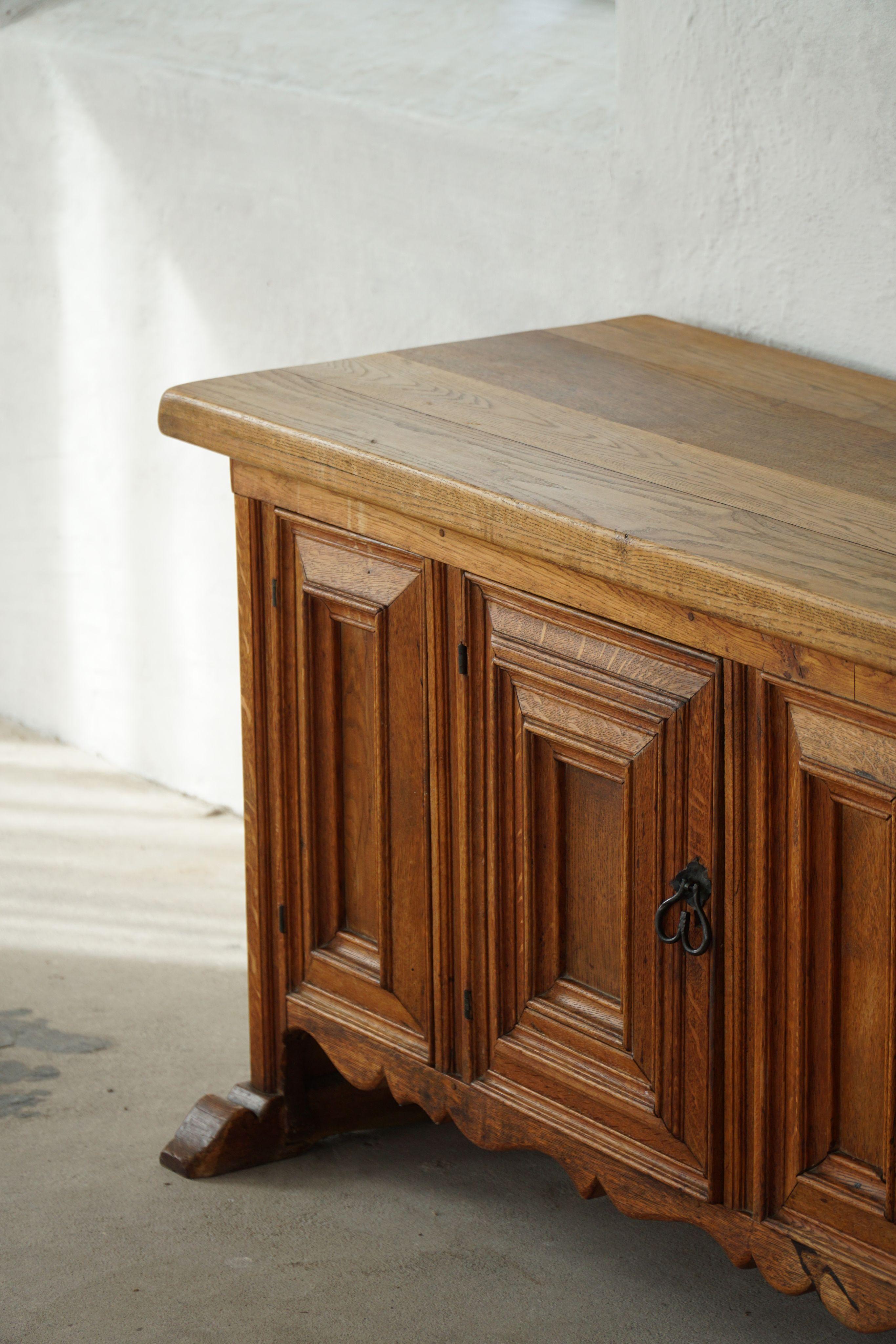 Credenza brutalista francese del Mid Century Modern in Oak massiccio, anni '50 in vendita 7
