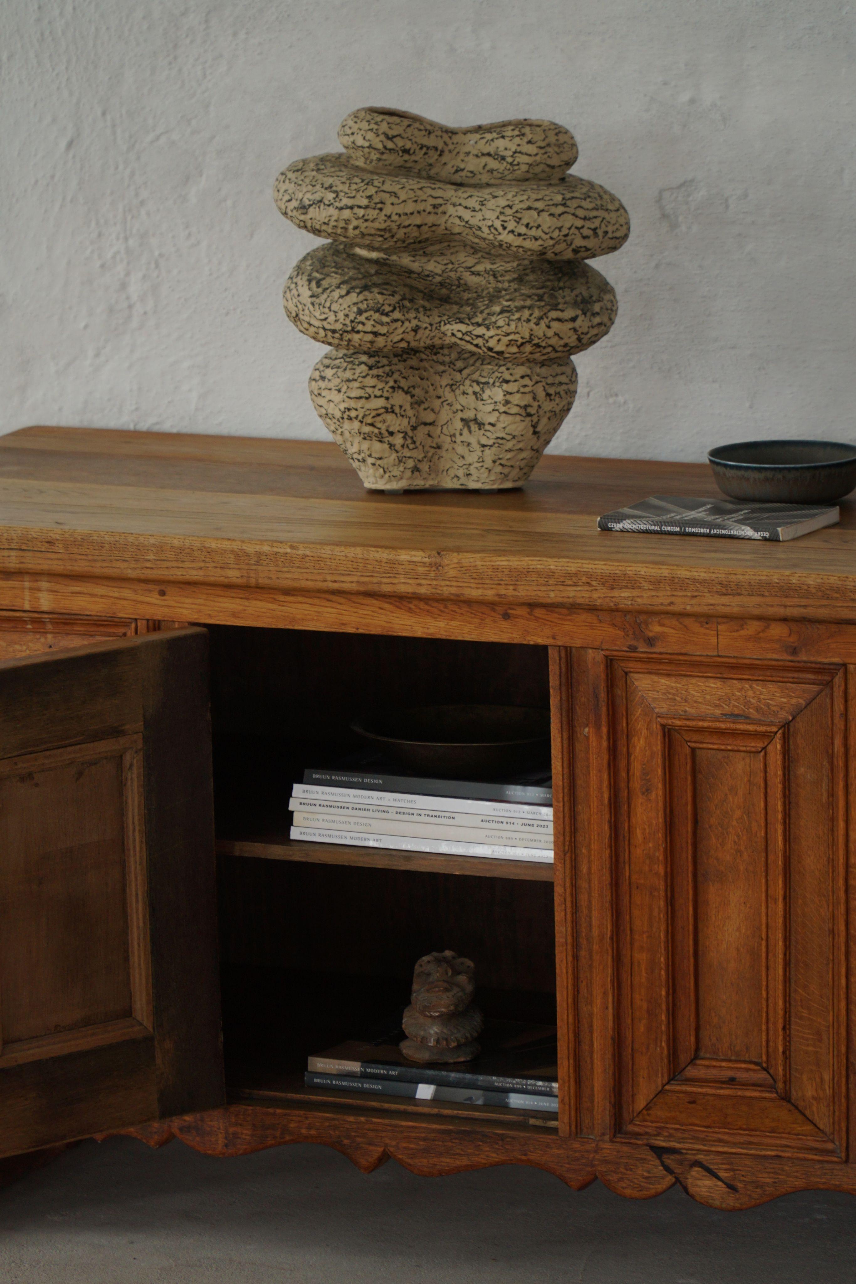 Credenza brutalista francese del Mid Century Modern in Oak massiccio, anni '50 in vendita 8