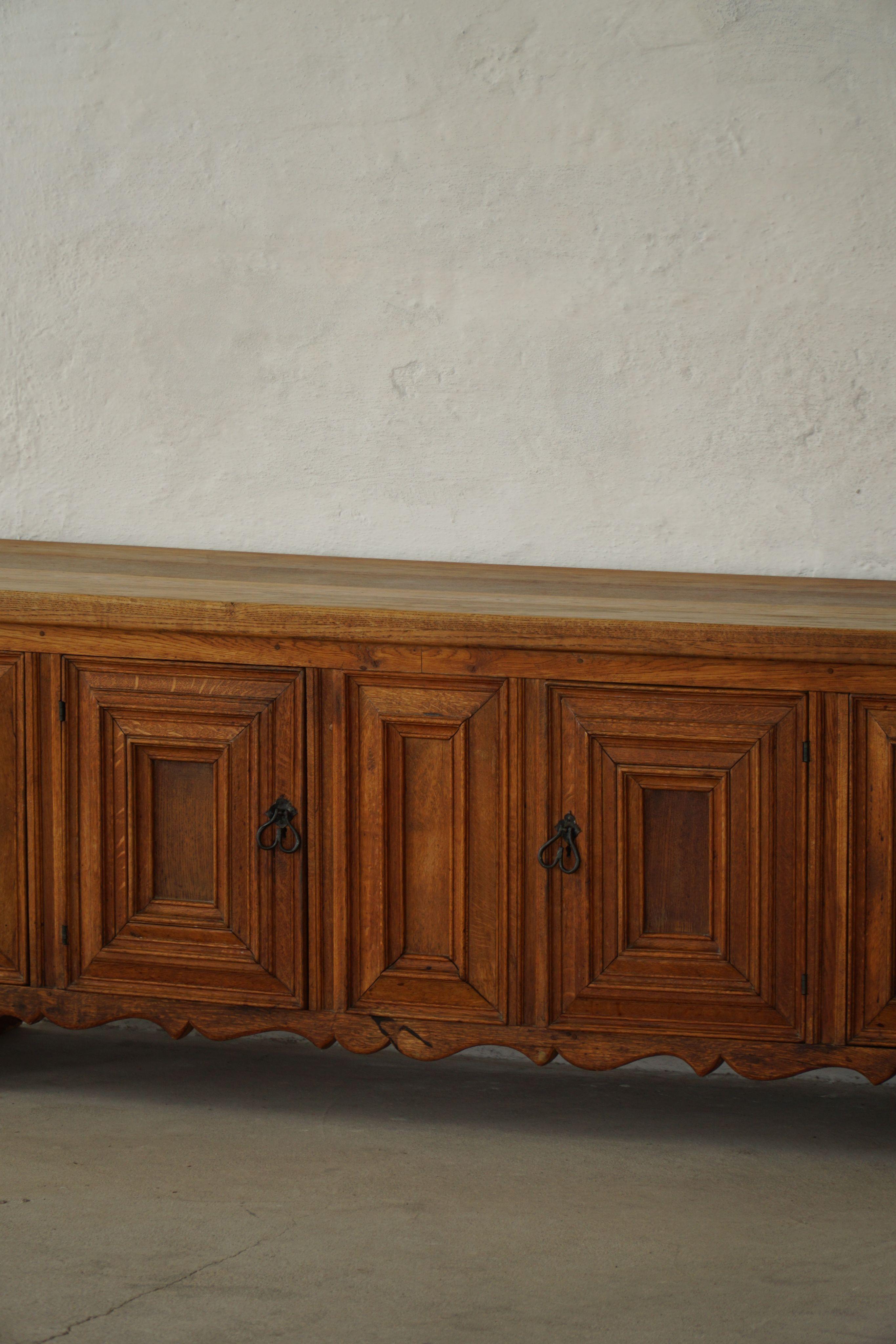 Credenza brutalista francese del Mid Century Modern in Oak massiccio, anni '50 in vendita 10