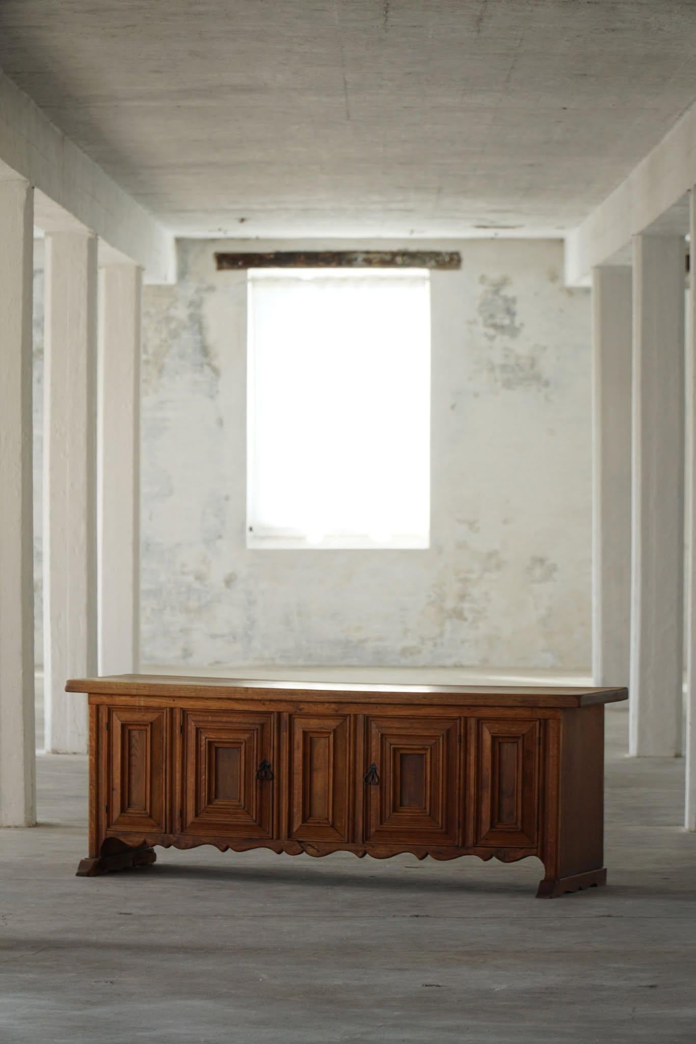 Credenza brutalista francese del Mid Century Modern in Oak massiccio, anni '50 in vendita 11