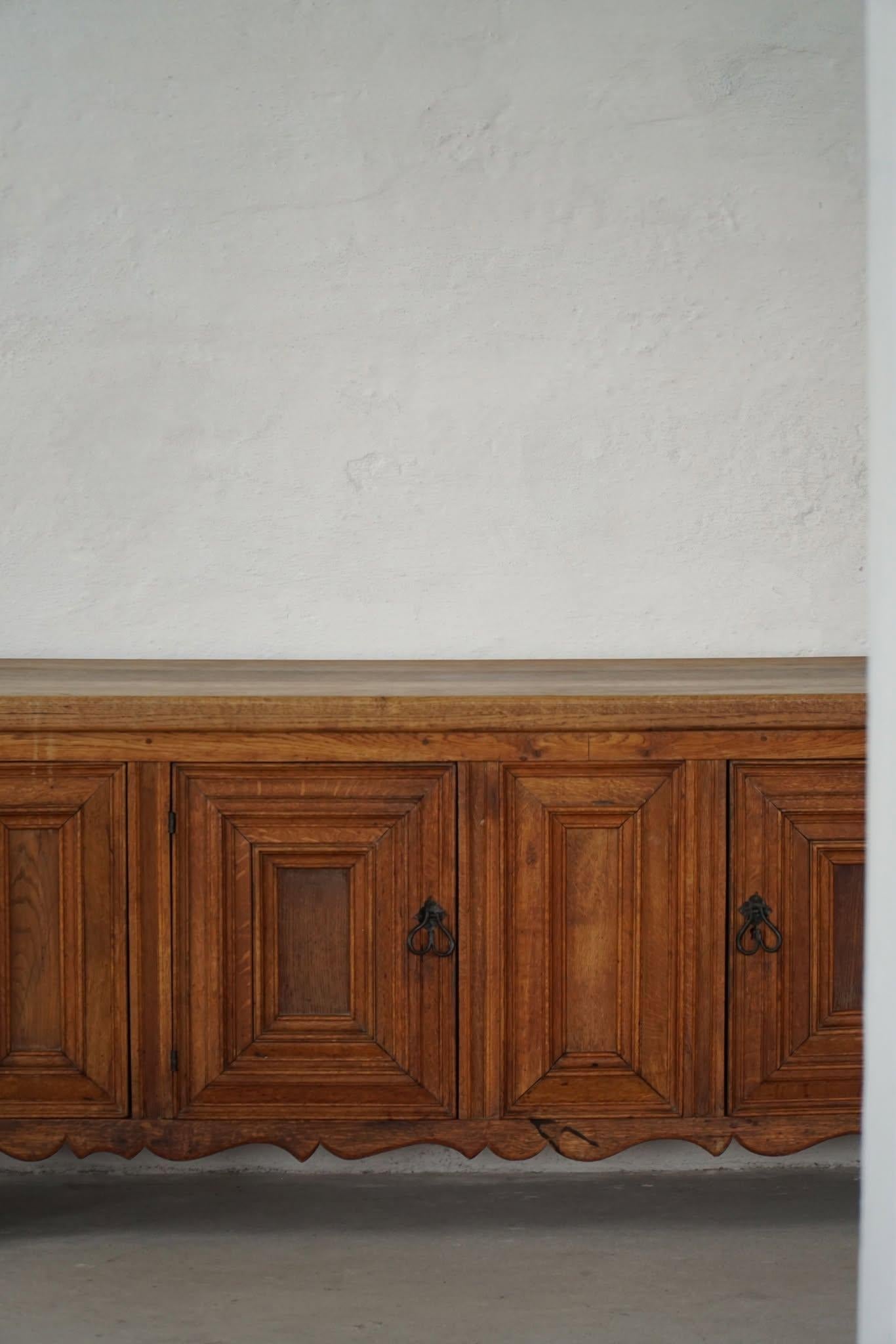 Credenza brutalista francese del Mid Century Modern in Oak massiccio, anni '50 in vendita 12