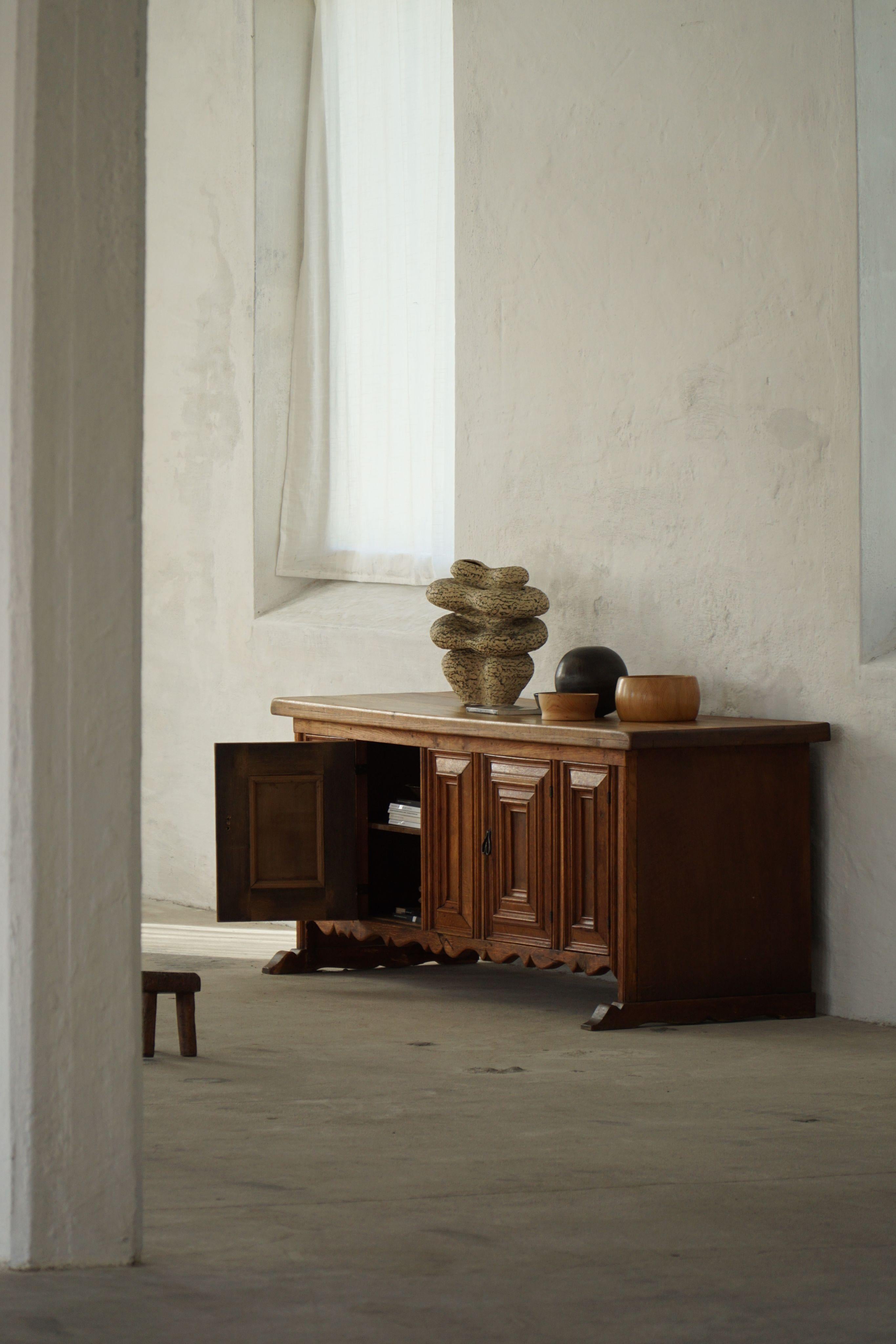 Francese Credenza brutalista francese del Mid Century Modern in Oak massiccio, anni '50 in vendita