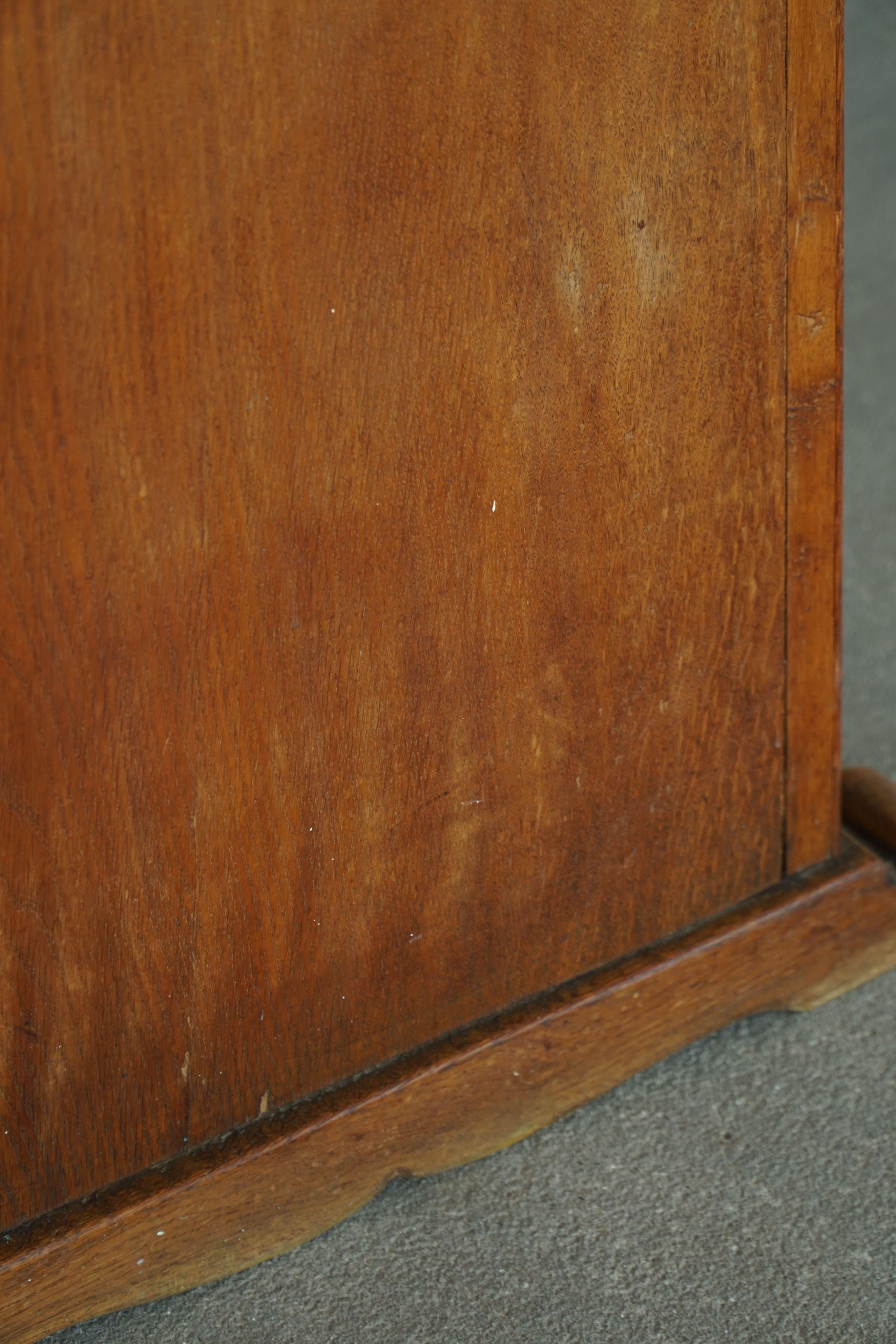 Credenza brutalista francese del Mid Century Modern in Oak massiccio, anni '50 In condizioni buone in vendita a Odense, DK