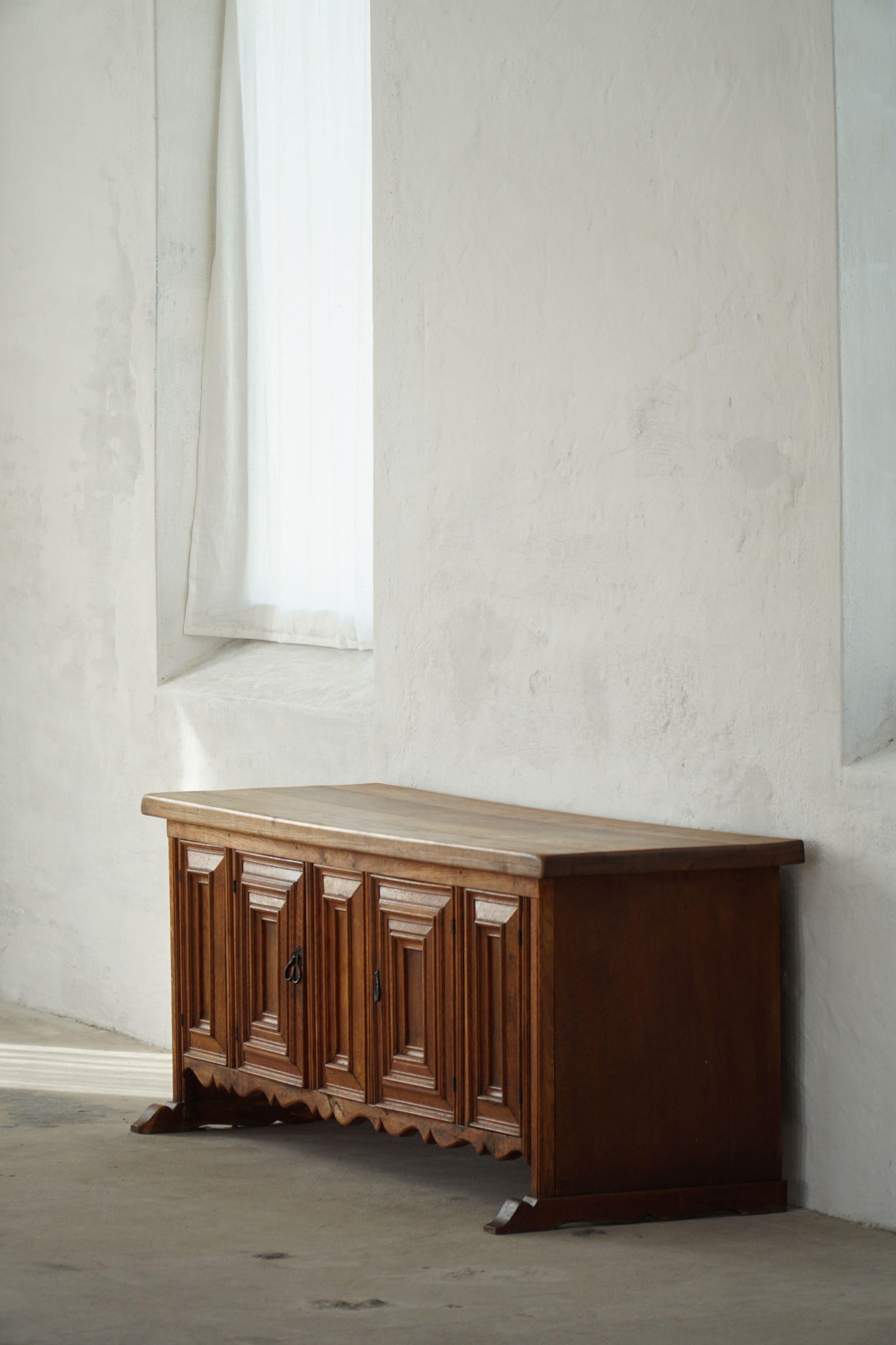 XX secolo Credenza brutalista francese del Mid Century Modern in Oak massiccio, anni '50 in vendita
