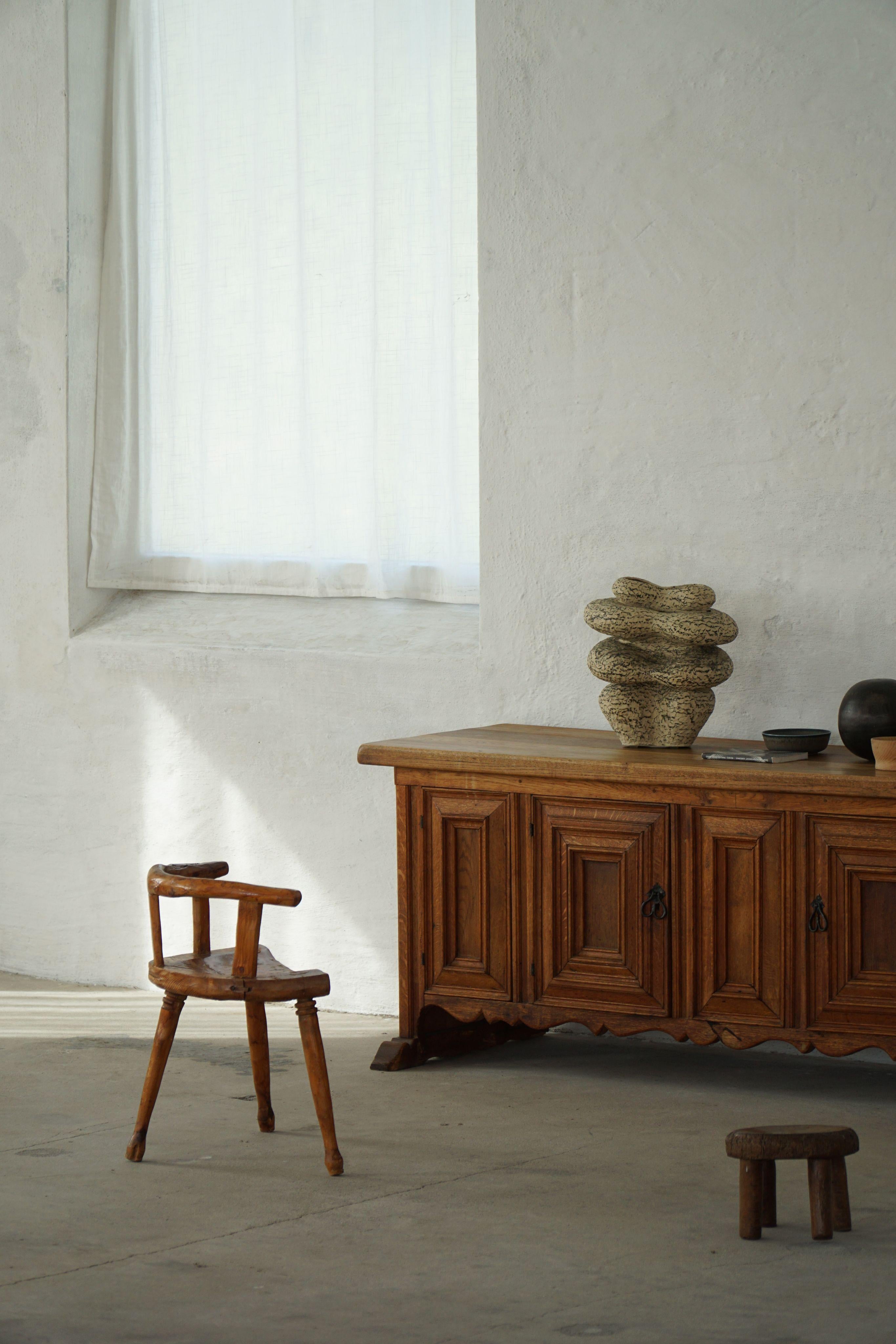 Ferro Credenza brutalista francese del Mid Century Modern in Oak massiccio, anni '50 in vendita