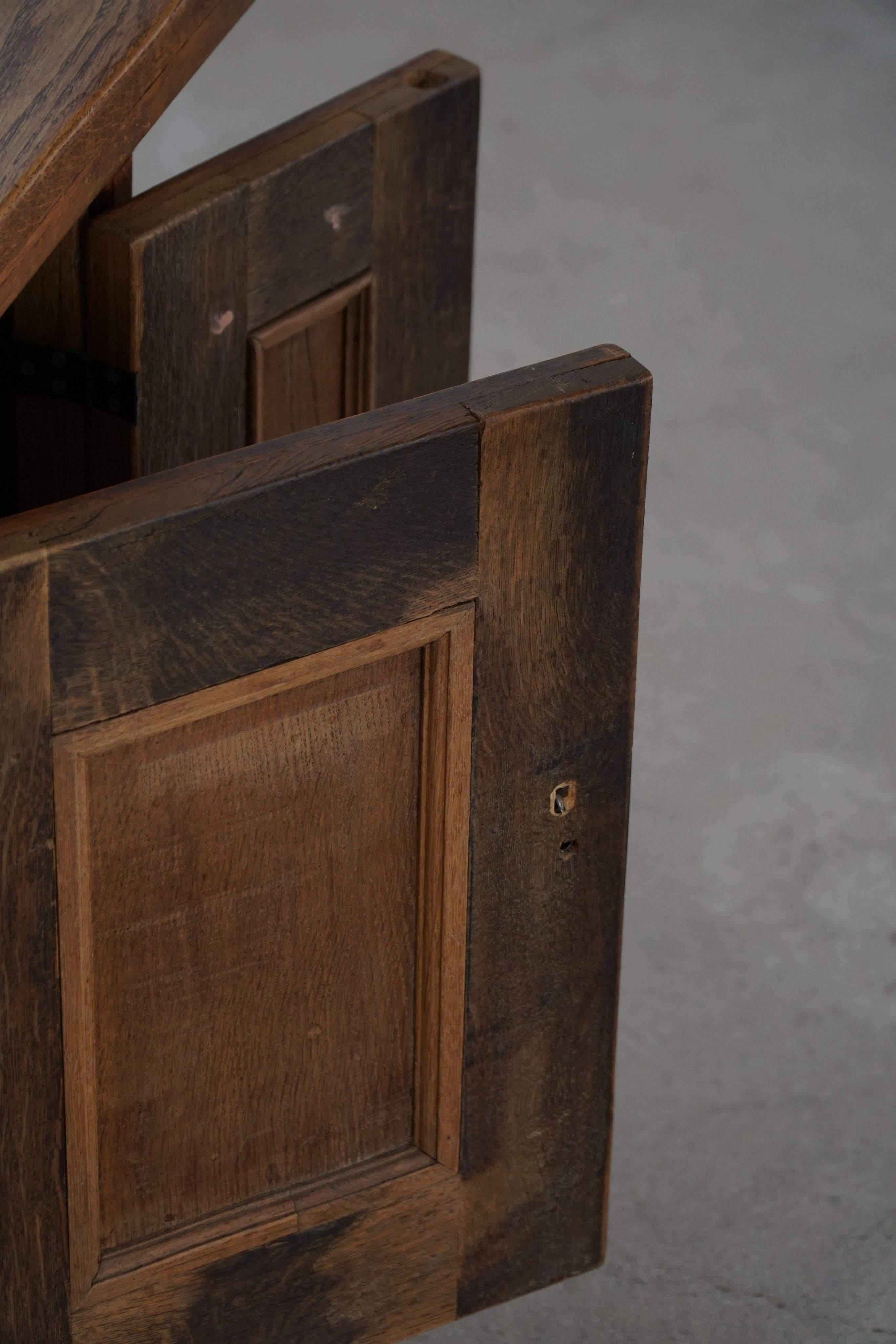 Credenza brutalista francese del Mid Century Modern in Oak massiccio, anni '50 in vendita 1