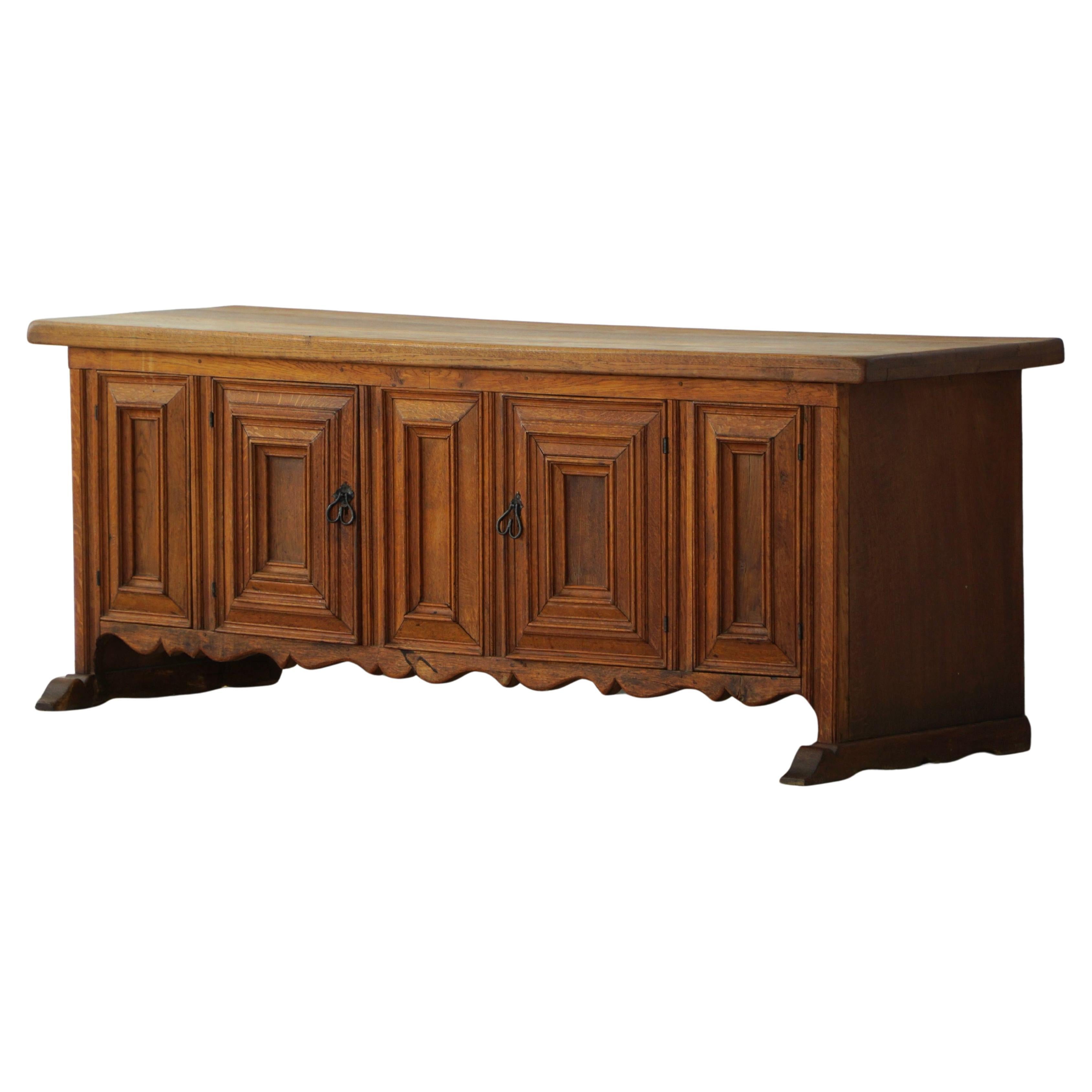 Credenza brutalista francese del Mid Century Modern in Oak massiccio, anni '50 in vendita