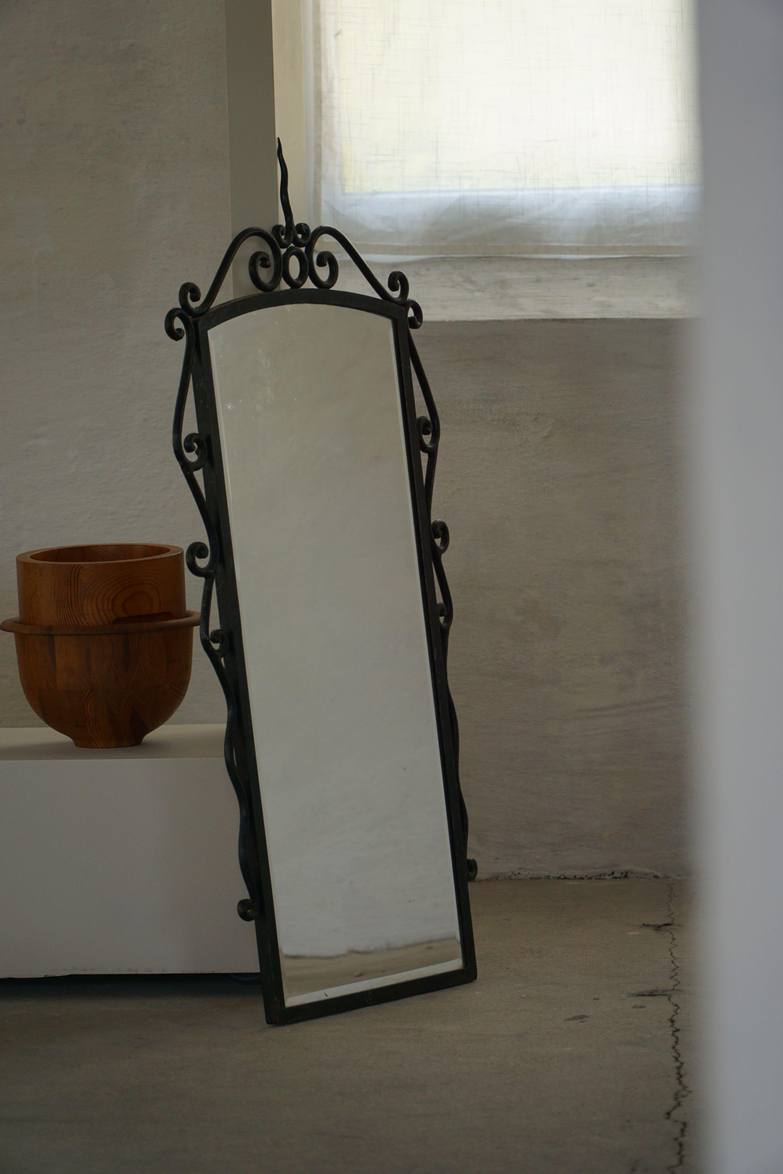 French Mid-Century Modern, Brutalist Wrought Iron Wall Mirror, Made in the 1950s In Good Condition For Sale In Odense, DK