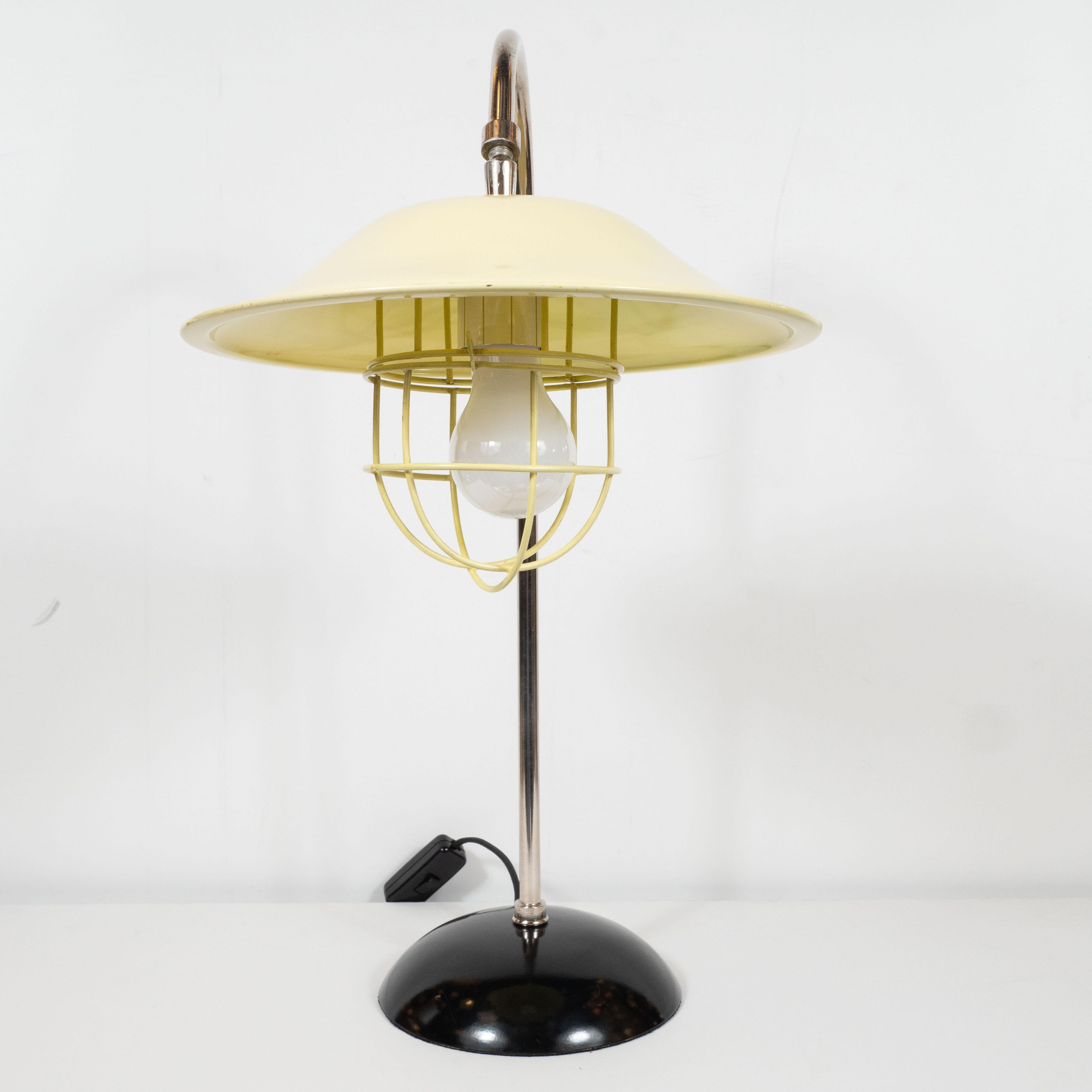 Französische Mid-Century Modern-Tischlampe aus Chrom in Zitronencreme und schwarzer Emaille im Angebot 1