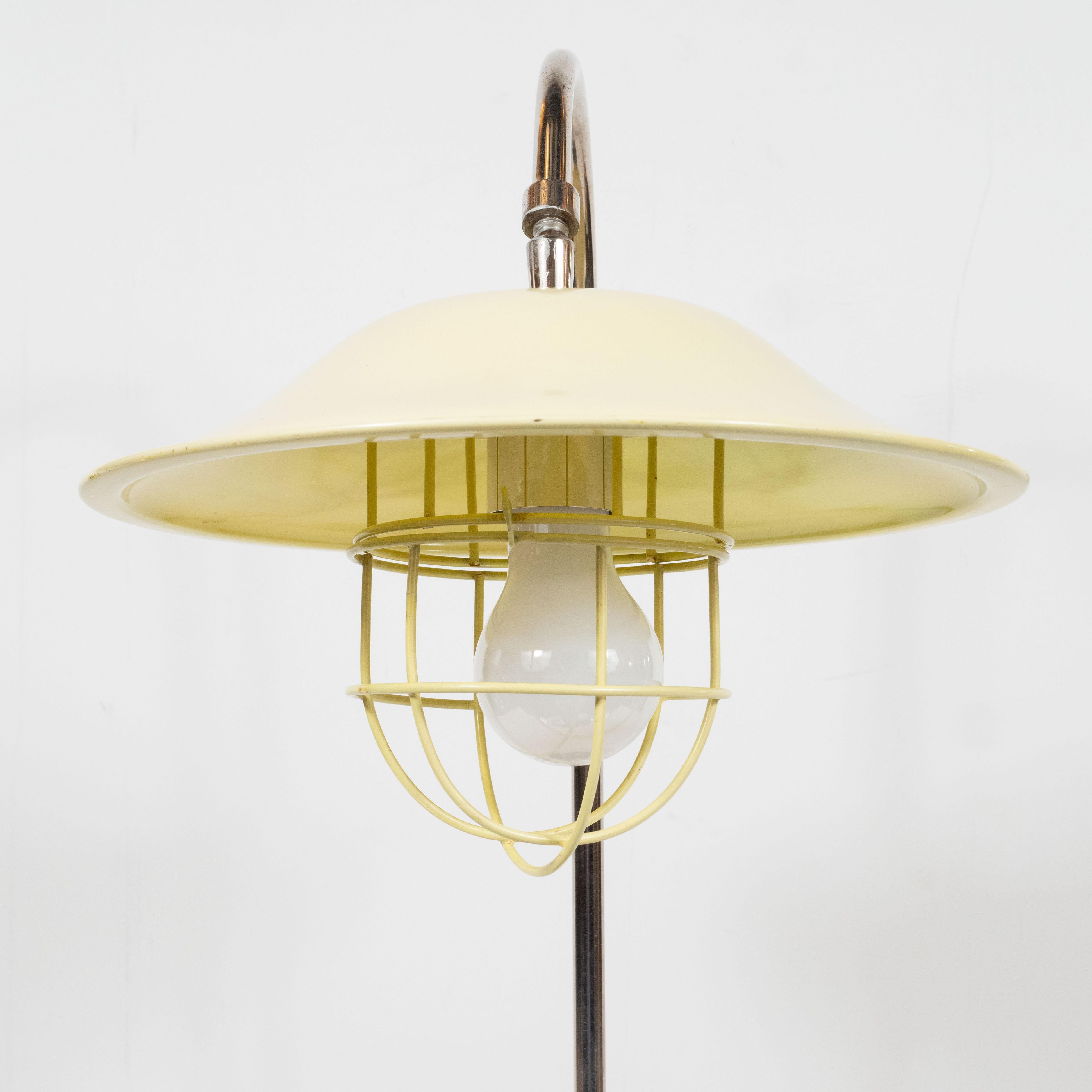 Französische Mid-Century Modern-Tischlampe aus Chrom in Zitronencreme und schwarzer Emaille im Angebot 3