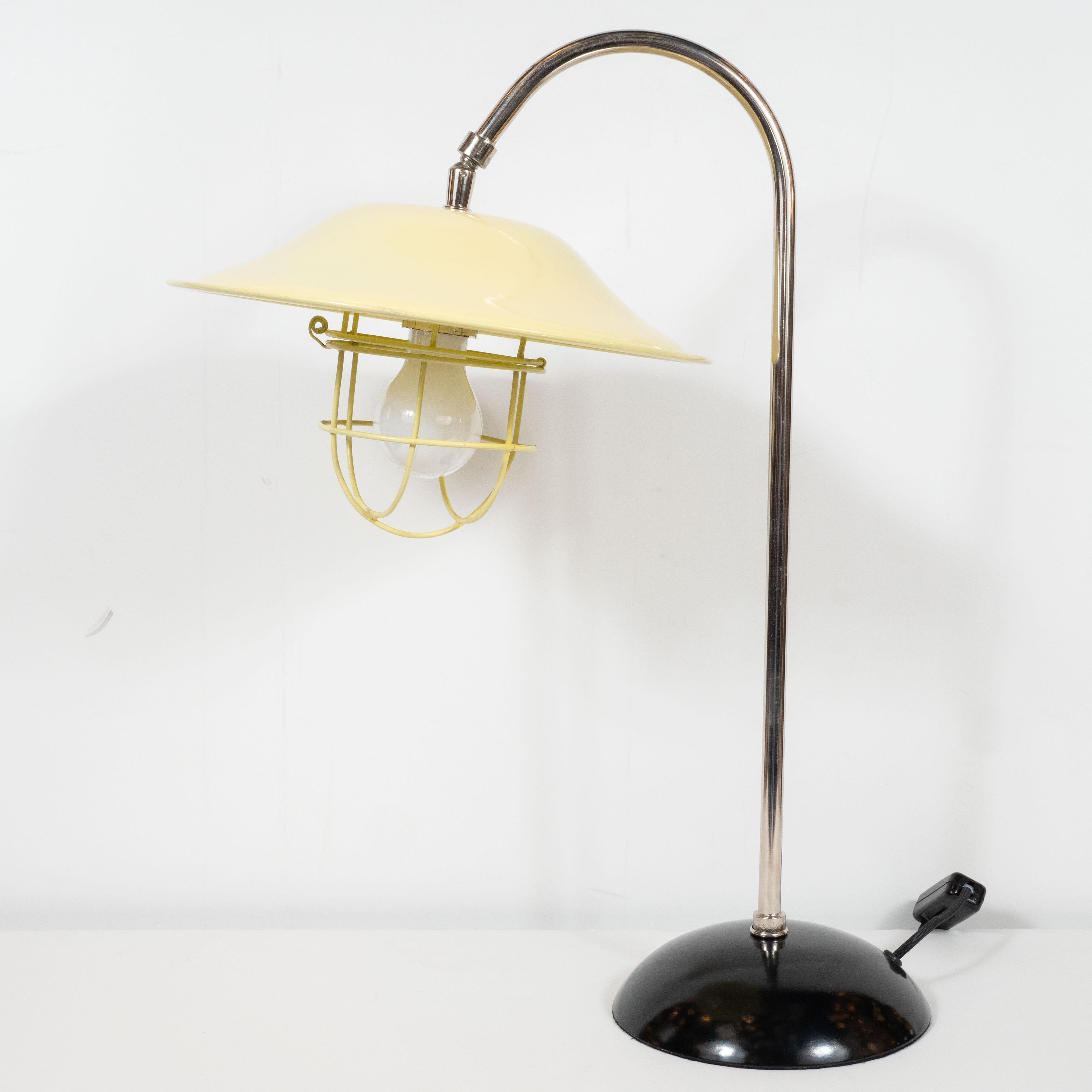 Französische Mid-Century Modern-Tischlampe aus Chrom in Zitronencreme und schwarzer Emaille im Angebot 4