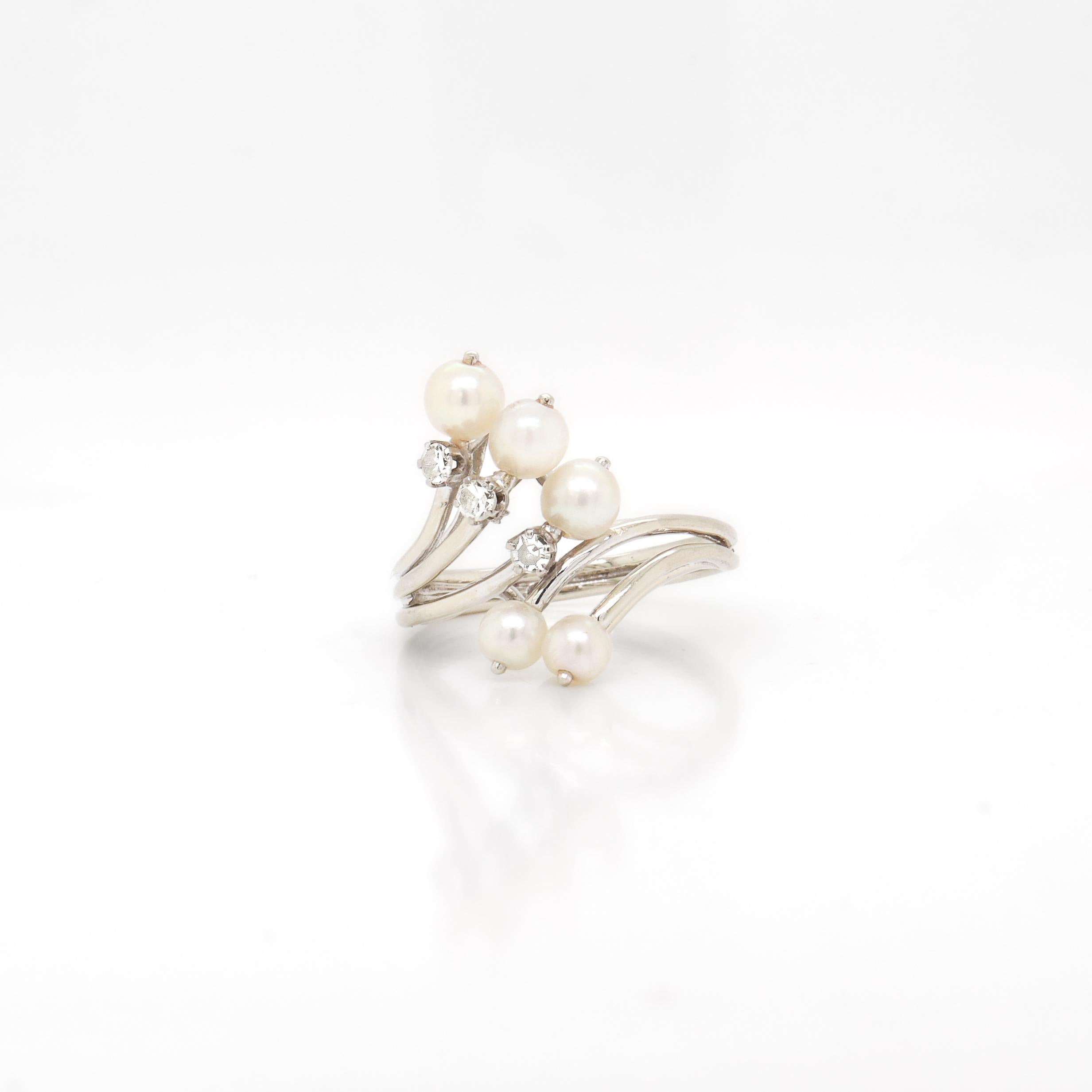 French Mid-Century Modern Diamond, Pearl, & 18k White Gold Cocktail Ring In Good Condition For Sale In Philadelphia, PA