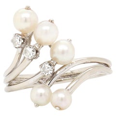 Bague cocktail française moderne du milieu du siècle dernier en or blanc 18 carats, diamants et perles
