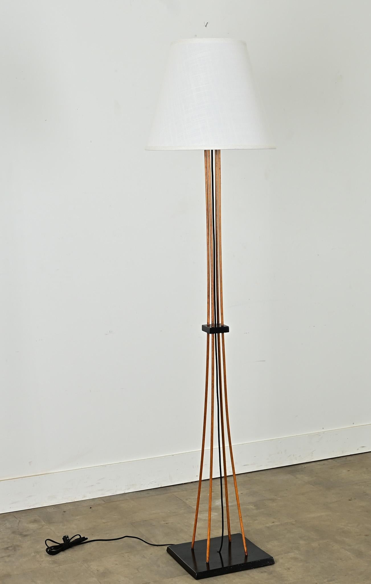 Lampadaire élégant de style moderne du milieu du siècle avec abat-jour en lin blanc personnalisé. Ce luminaire moderne présente un design minimaliste incorporant quatre minces montants en bois, contreventés à mi-hauteur et au sommet par un petit