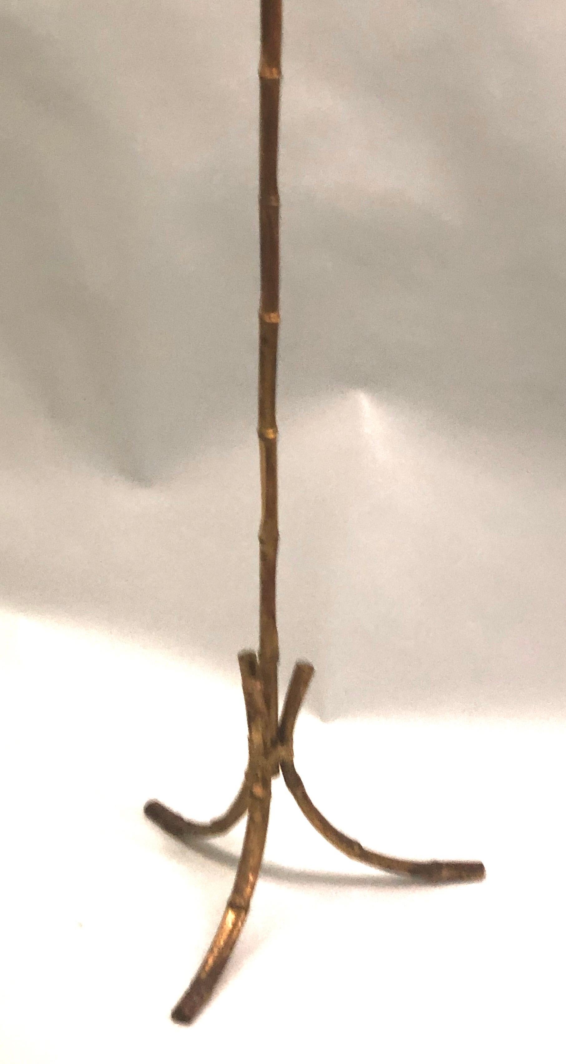 Elégante lampe sur pied française du milieu du siècle en fer doré faux bambou par la Maison Baguès dans l'esprit néoclassique moderne.

Le fer a été délicatement martelé pour donner l'impression d'un bambou. Hauteur réglable.

L'abat-jour n'est