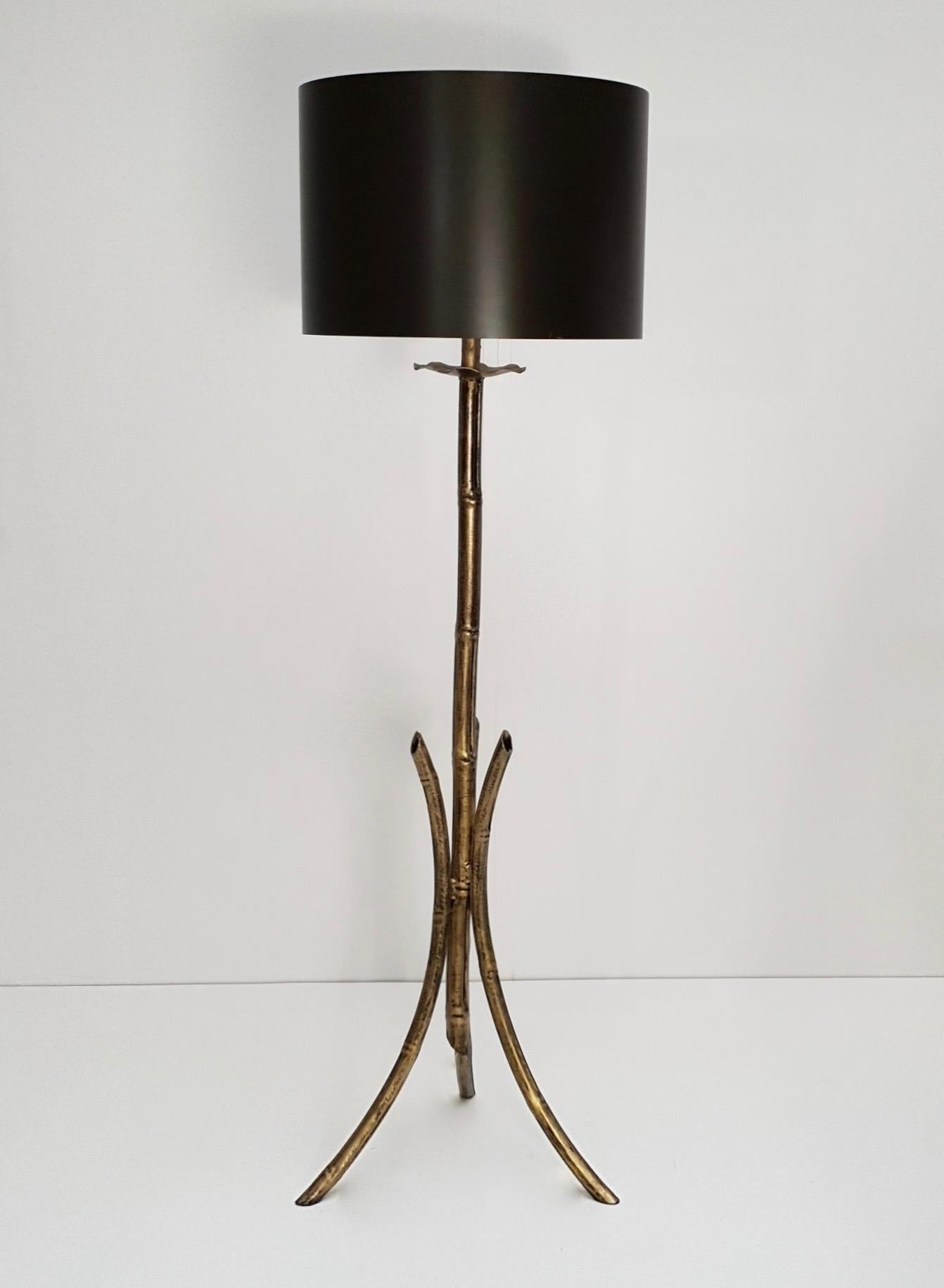 Elegant brass faux bamboo floor lamp, probably French, circa 1950s. Retains warm original patina.
The iron has been delicately hammered to produce the feeling of bamboo.

Lamp shade is not included in the price.

Measures: Height with shade is
