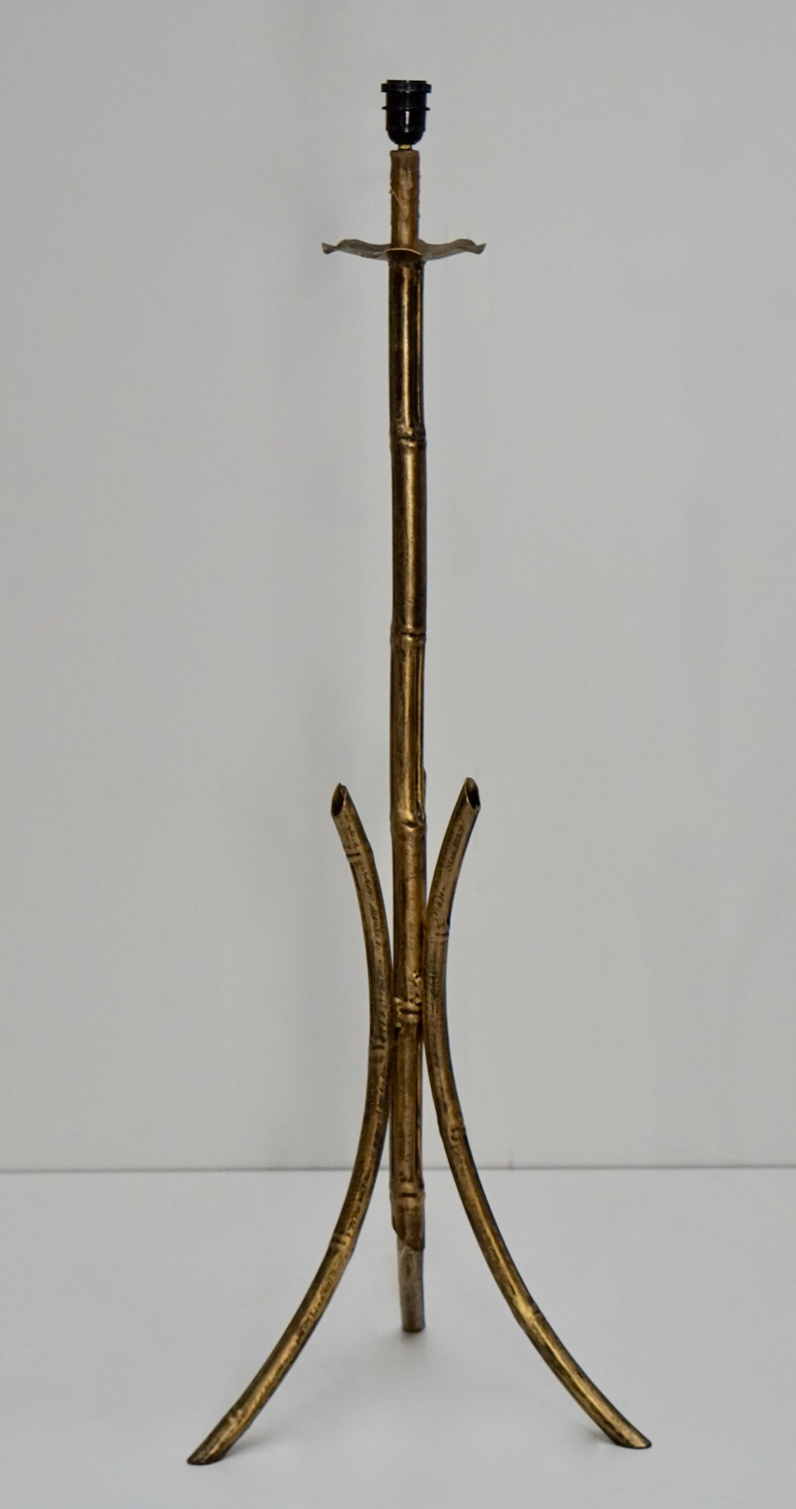 French Mid-Century Modern Gilt Iron Faux Bamboo Floor Lamp In Good Condition For Sale In Antwerp, BE