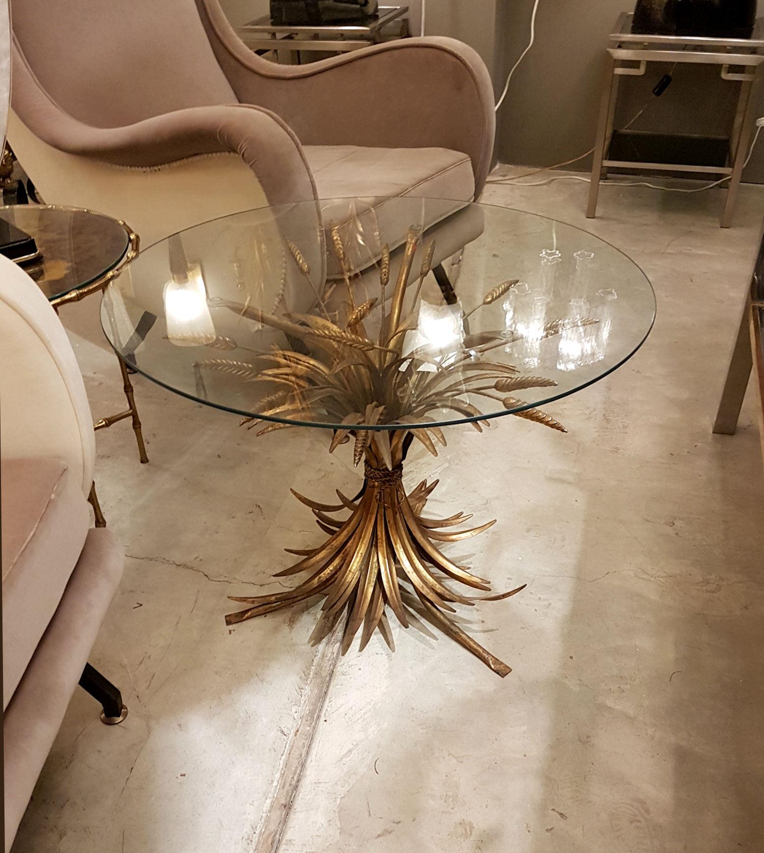 French gilt metal wheat sheaf coffee or side Mid-Century Modern table,
with top clear round glass, in perfect condition.
French Mid-Century Modern gilt metal table, Coco Chanel style.