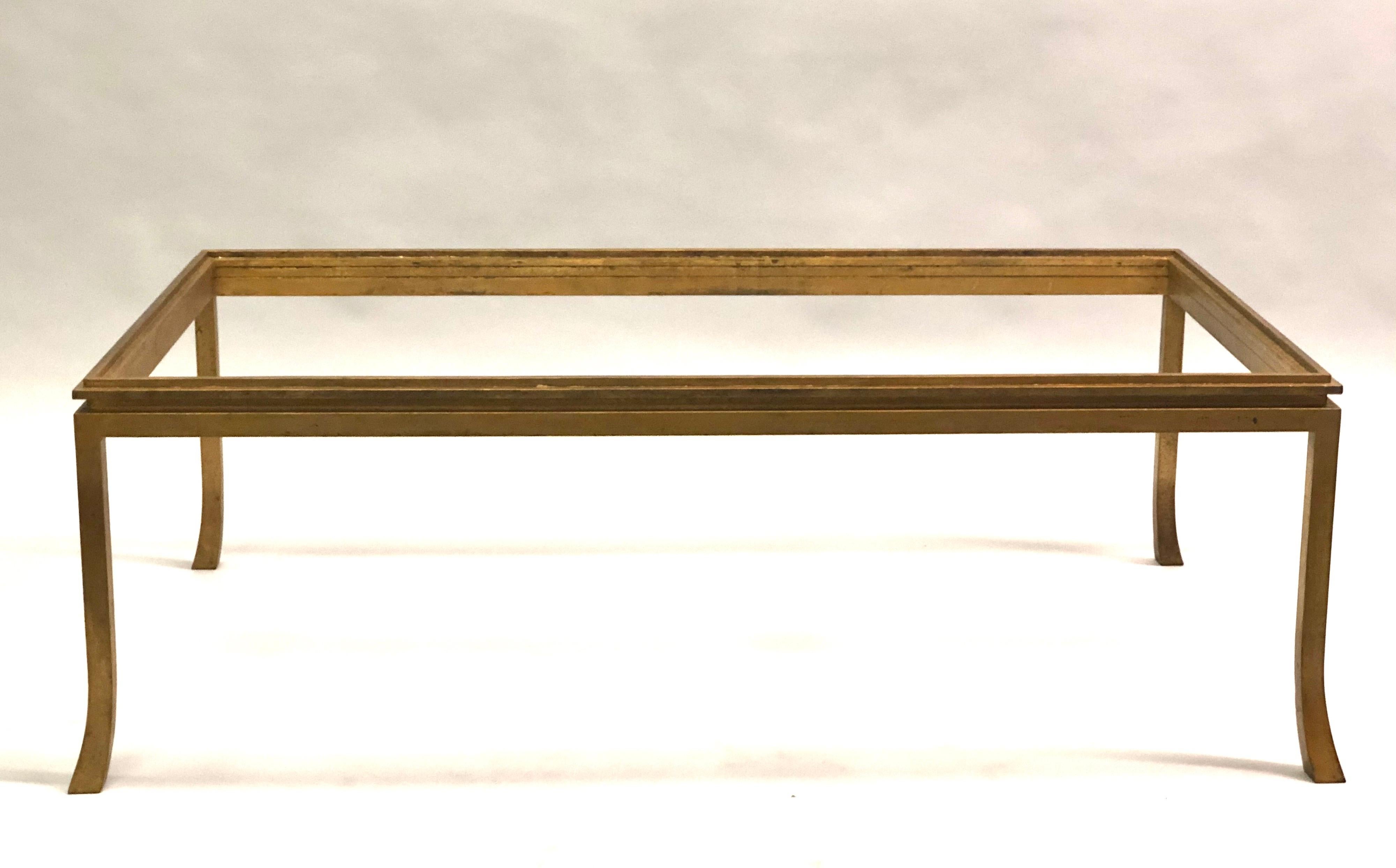 Französischer neoklassischer Couchtisch aus vergoldetem Eisen von Maison Ramsay aus der Jahrhundertmitte, 1970. Ein sinnlicher Couchtisch im klassischen Ramsay-Stil mit niedrigem Profil und ausgestellten Beinen.

Eine Glas- oder Steinplatte ist