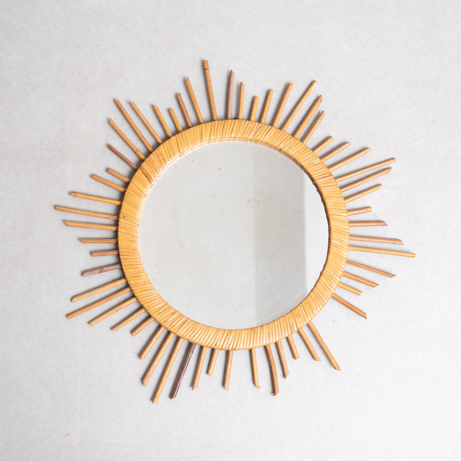 Miroir mural en rotin de style moderne du milieu du siècle, fabriqué à la main en France.  Insufflez à votre intérieur le charme du Design Modern du milieu du siècle avec ce miroir mural en rotin fabriqué à la main en France par un artisan inconnu