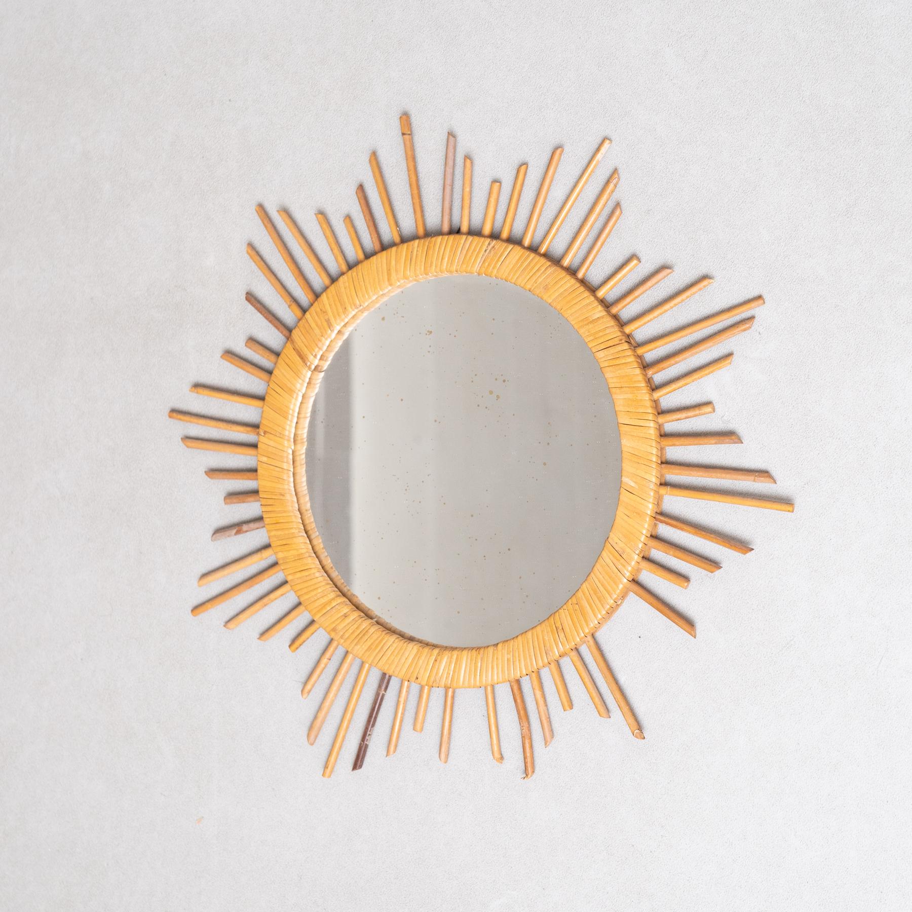 Mid-Century Modern Miroir mural français en rotin, fabriqué à la main, de style mi-siècle moderne, vers 1960 en vente