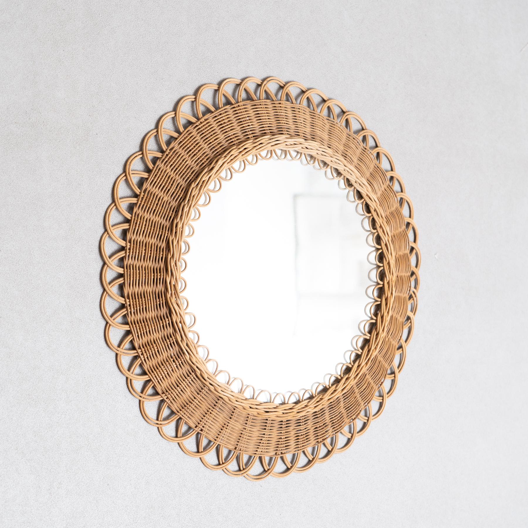 Mid-Century Modern Miroir mural français en rotin, fabriqué à la main, de style mi-siècle moderne, vers 1960 en vente