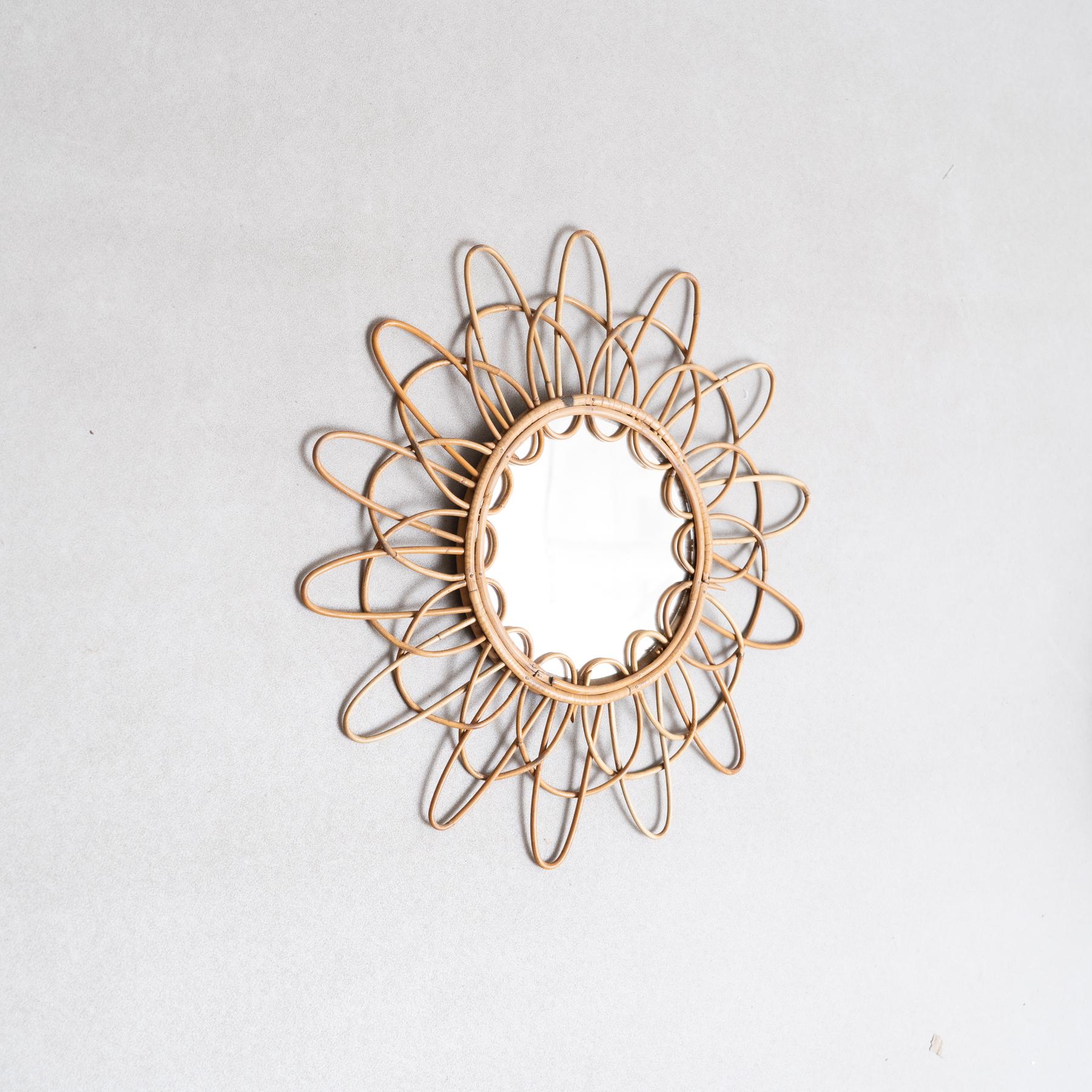 Französischer handgefertigter Rattan-Wandspiegel, Mid-Century Modern, um 1960 (Moderne der Mitte des Jahrhunderts) im Angebot