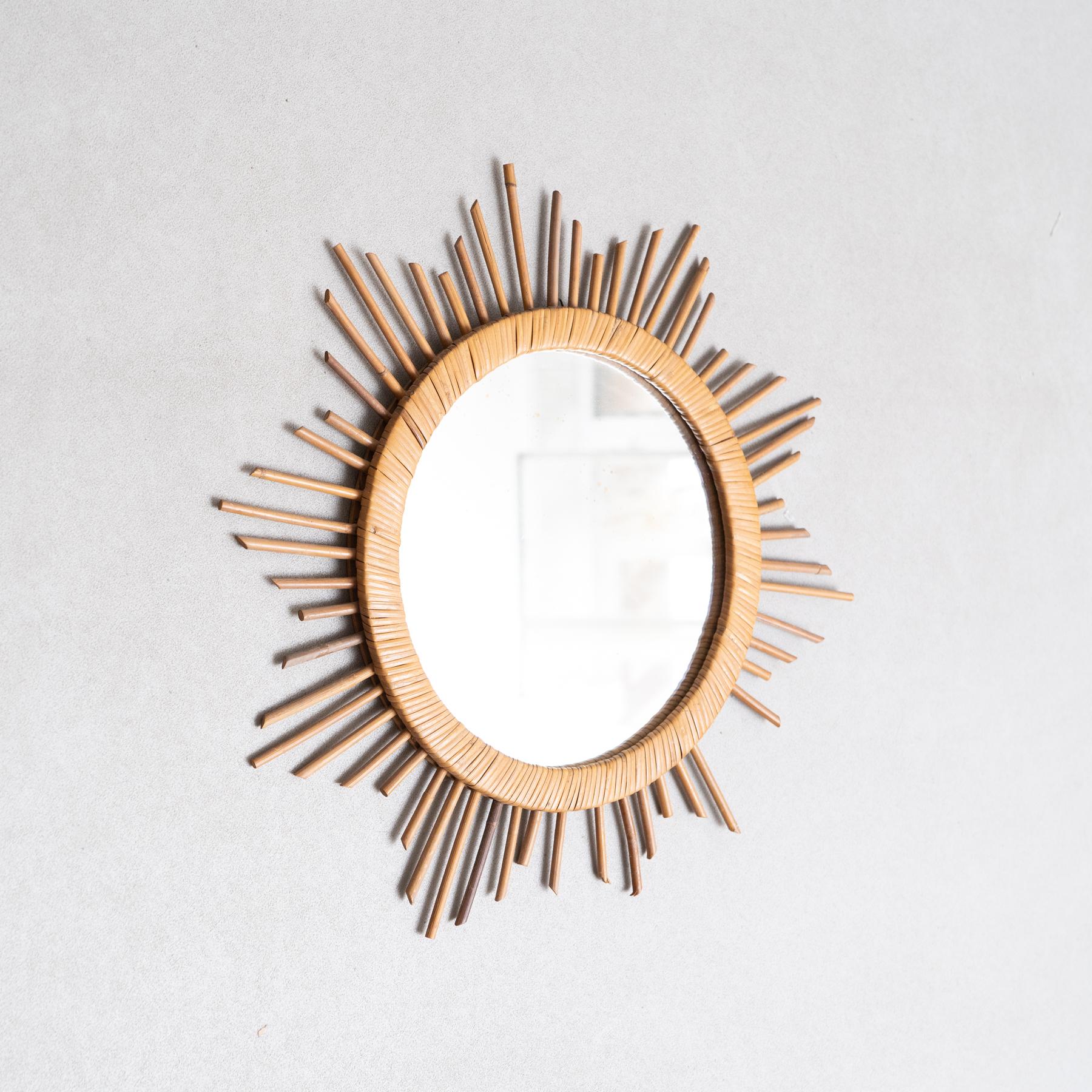 Français Miroir mural français en rotin, fabriqué à la main, de style mi-siècle moderne, vers 1960 en vente