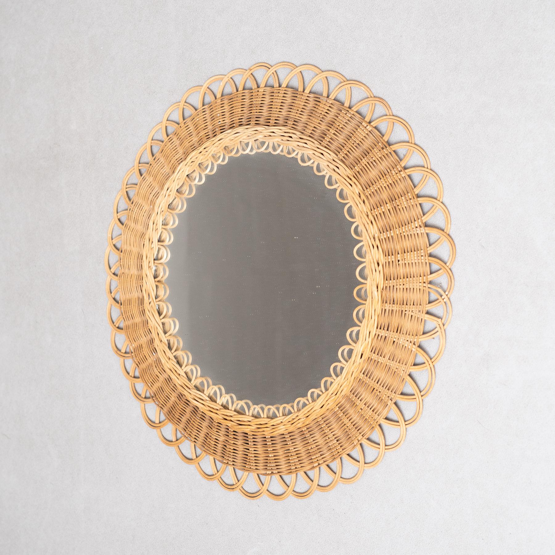 Français Miroir mural français en rotin, fabriqué à la main, de style mi-siècle moderne, vers 1960 en vente