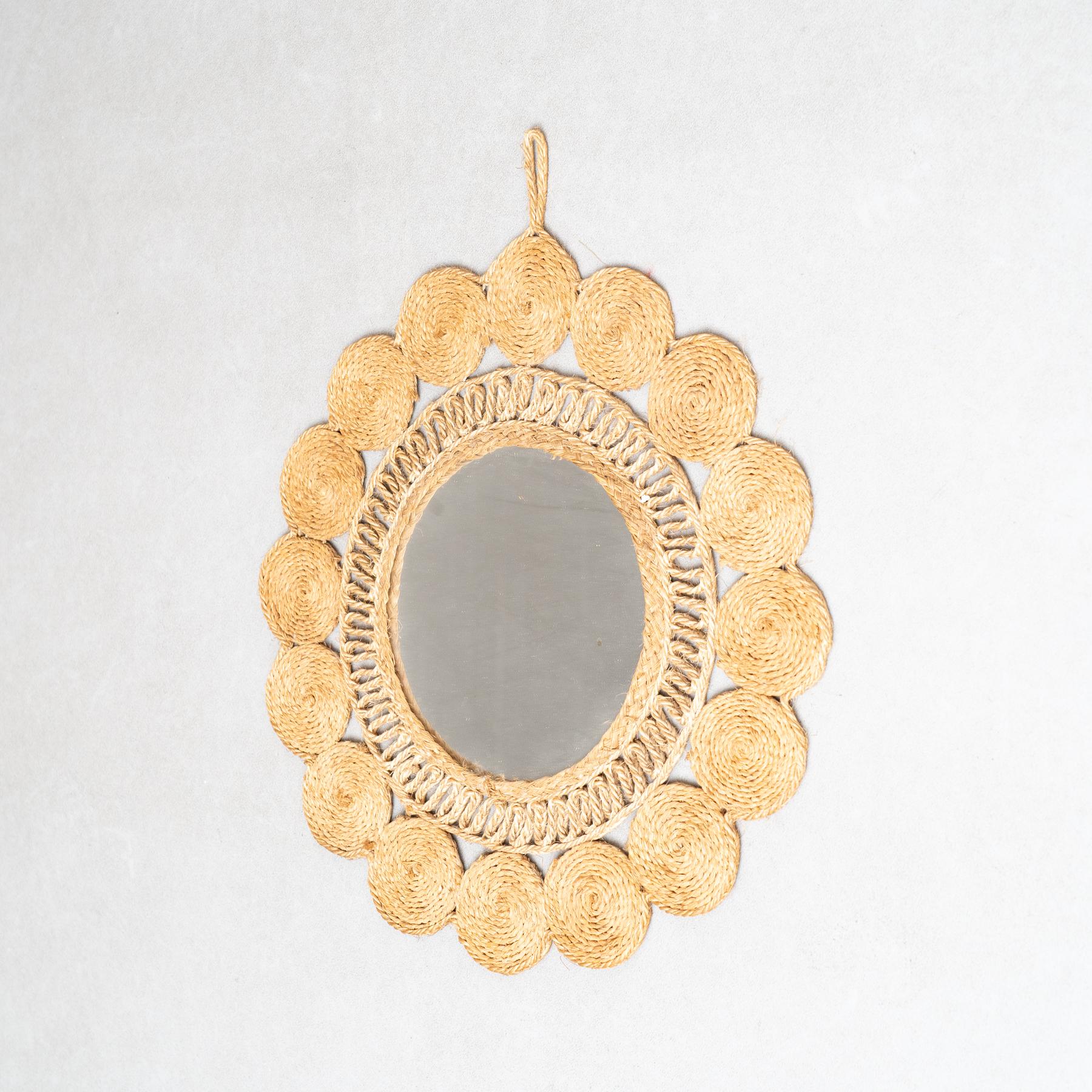 Français Miroir mural français en rotin, fabriqué à la main, de style mi-siècle moderne, vers 1960 en vente