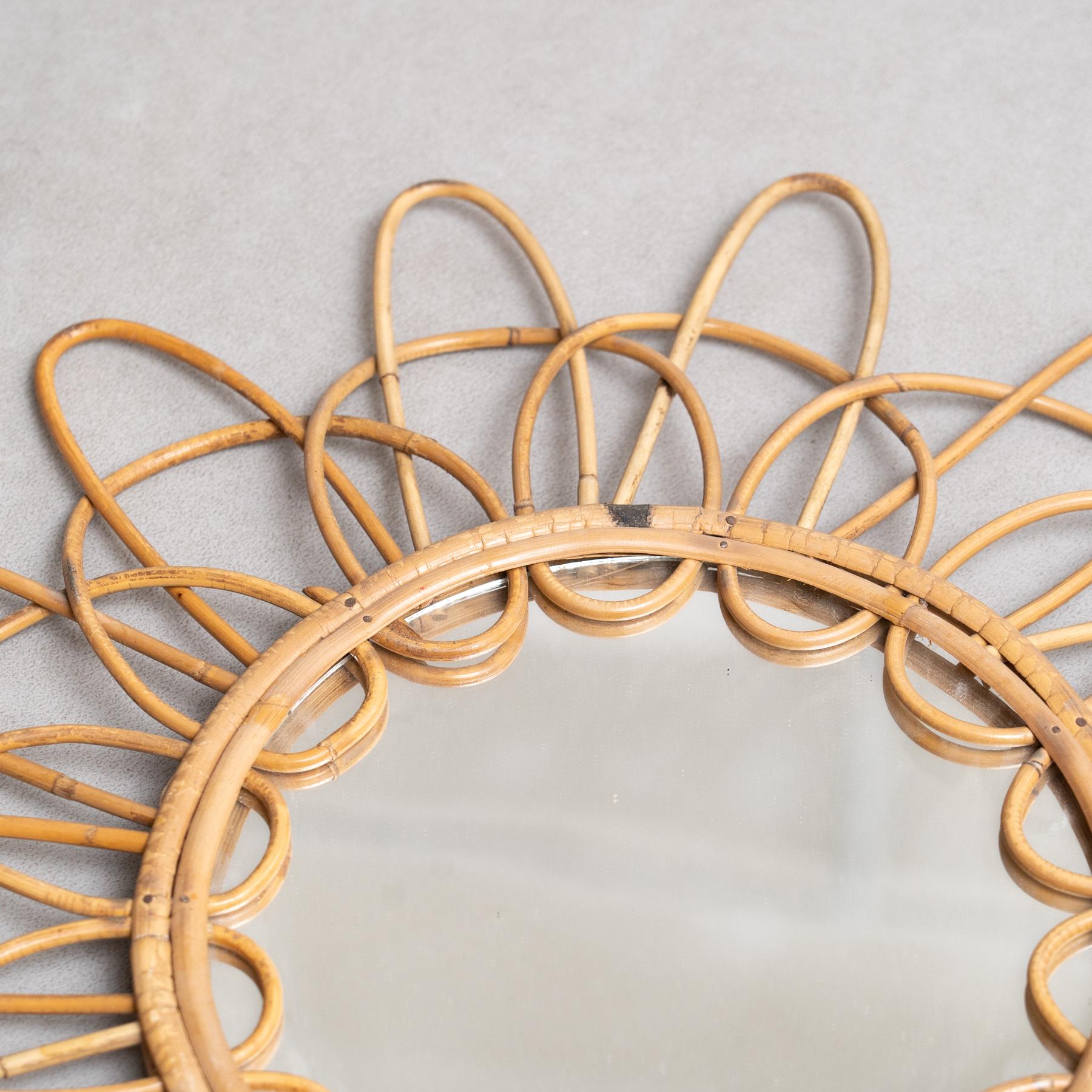 Französischer handgefertigter Rattan-Wandspiegel, Mid-Century Modern, um 1960 (Mitte des 20. Jahrhunderts) im Angebot