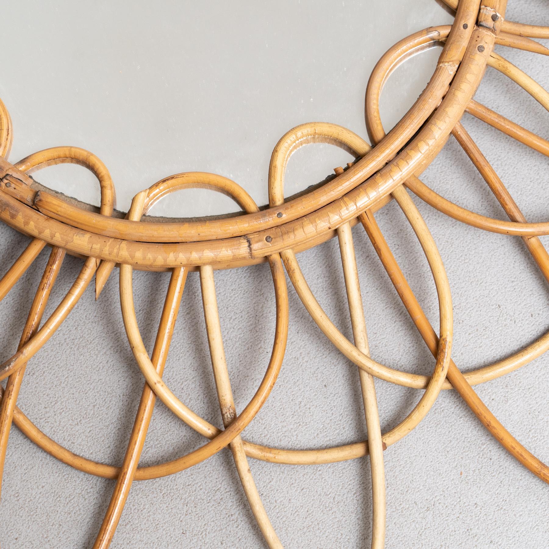 Französischer handgefertigter Rattan-Wandspiegel, Mid-Century Modern, um 1960 (Bambus) im Angebot
