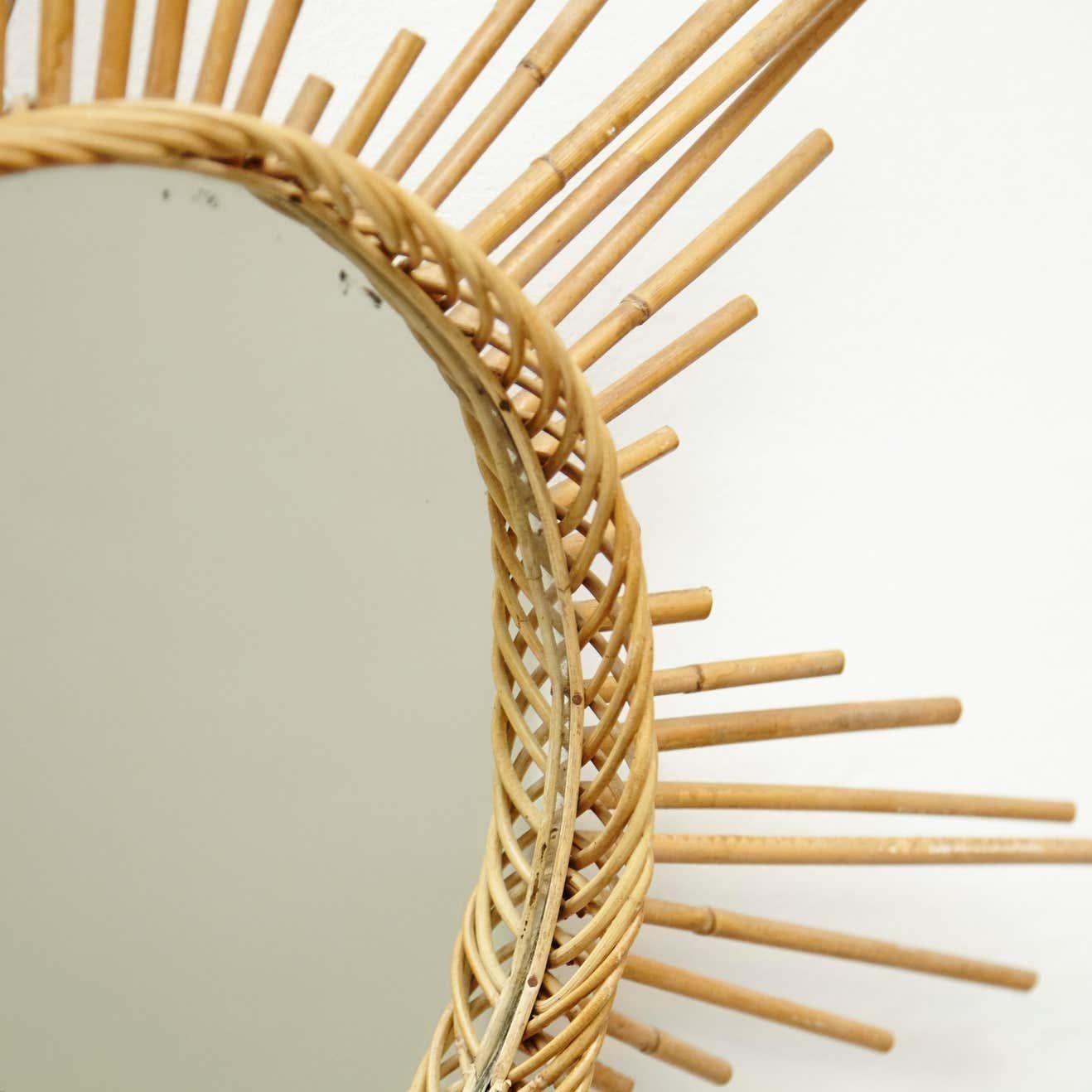 Miroir mural français en rotin, fabriqué à la main, de style mi-siècle moderne, vers 1960 en vente 1