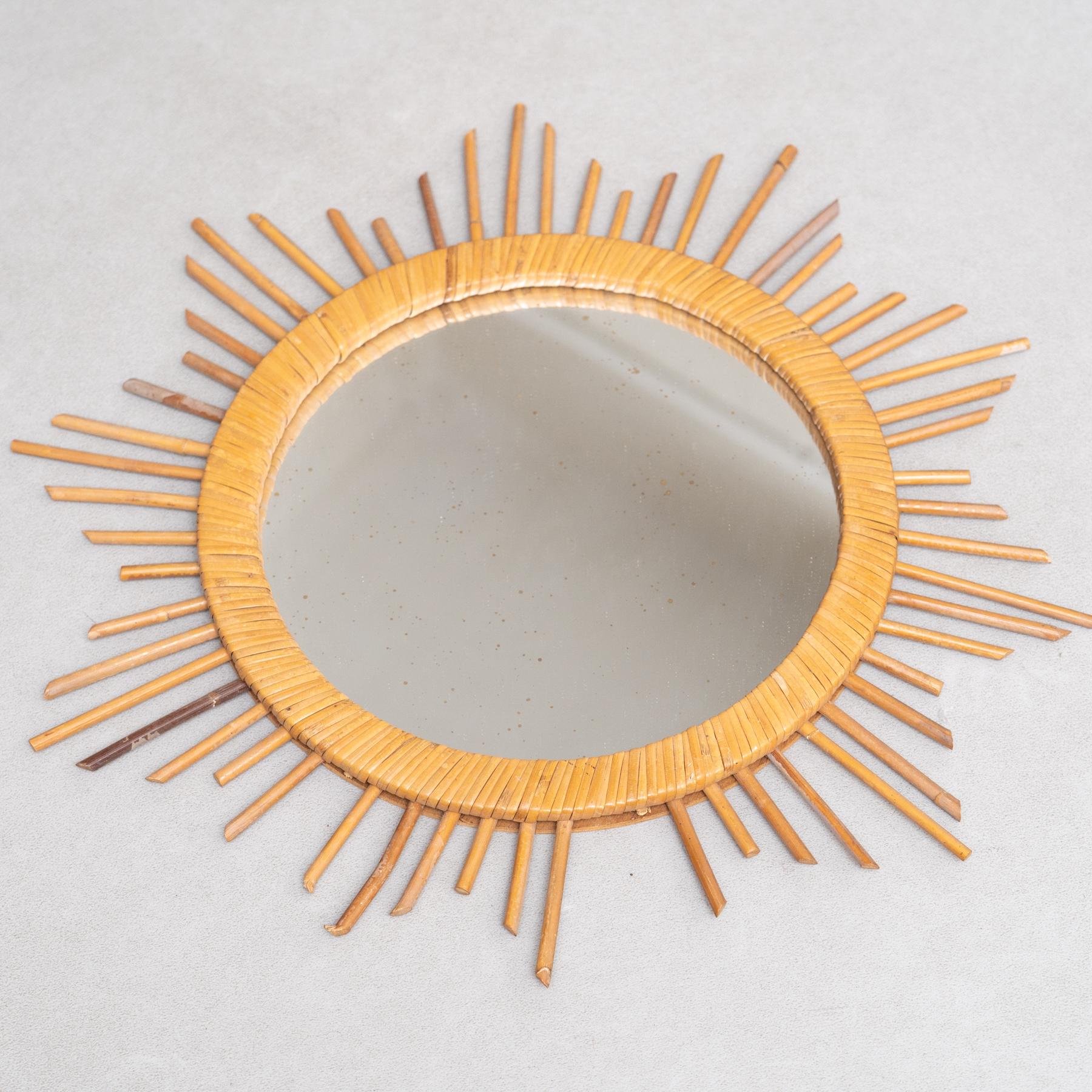Miroir mural français en rotin, fabriqué à la main, de style mi-siècle moderne, vers 1960 en vente 2