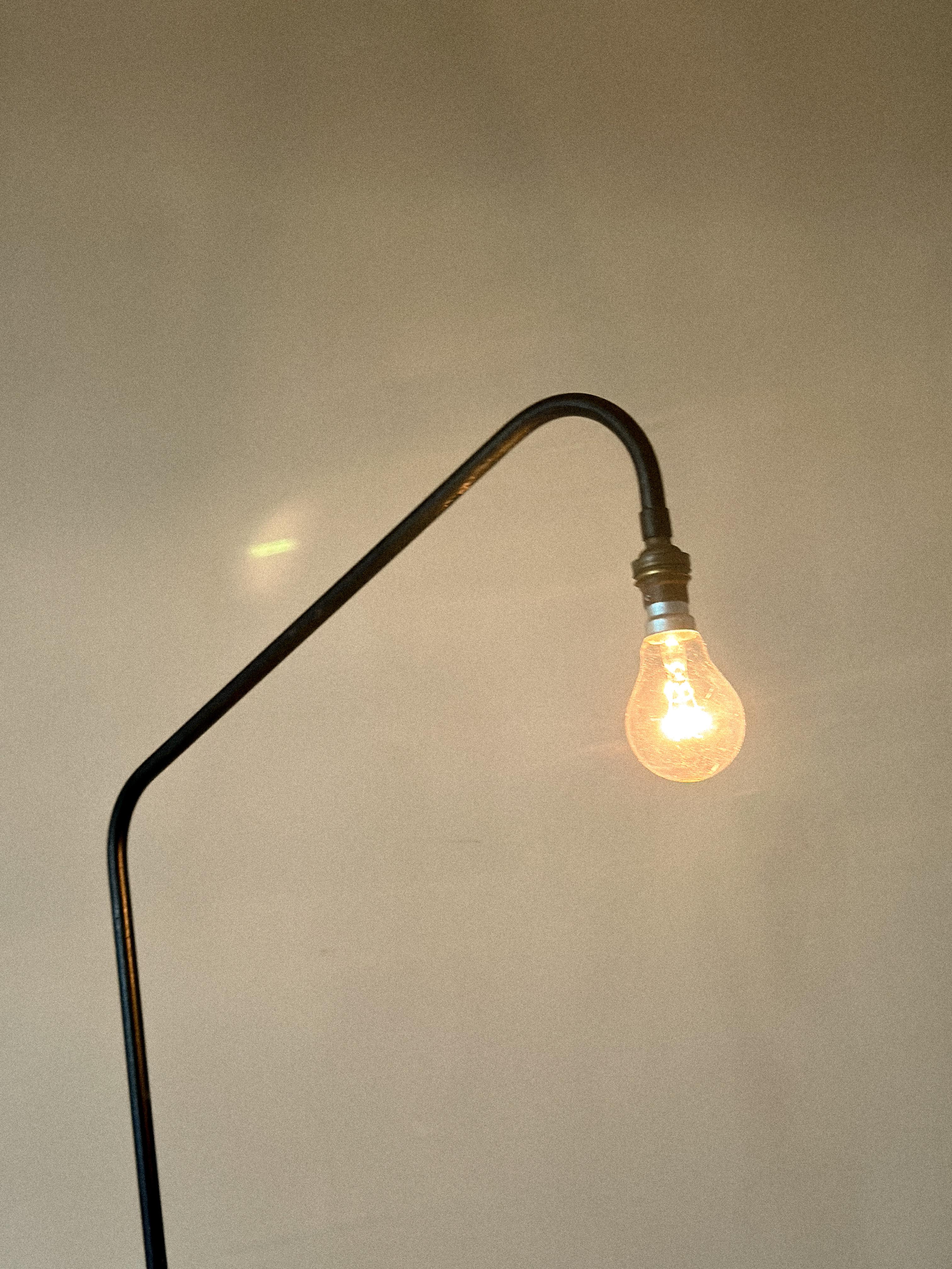 Lámpara de pie industrial francesa de mediados de siglo, Francia, hacia 1950 Moderno de mediados de siglo en venta