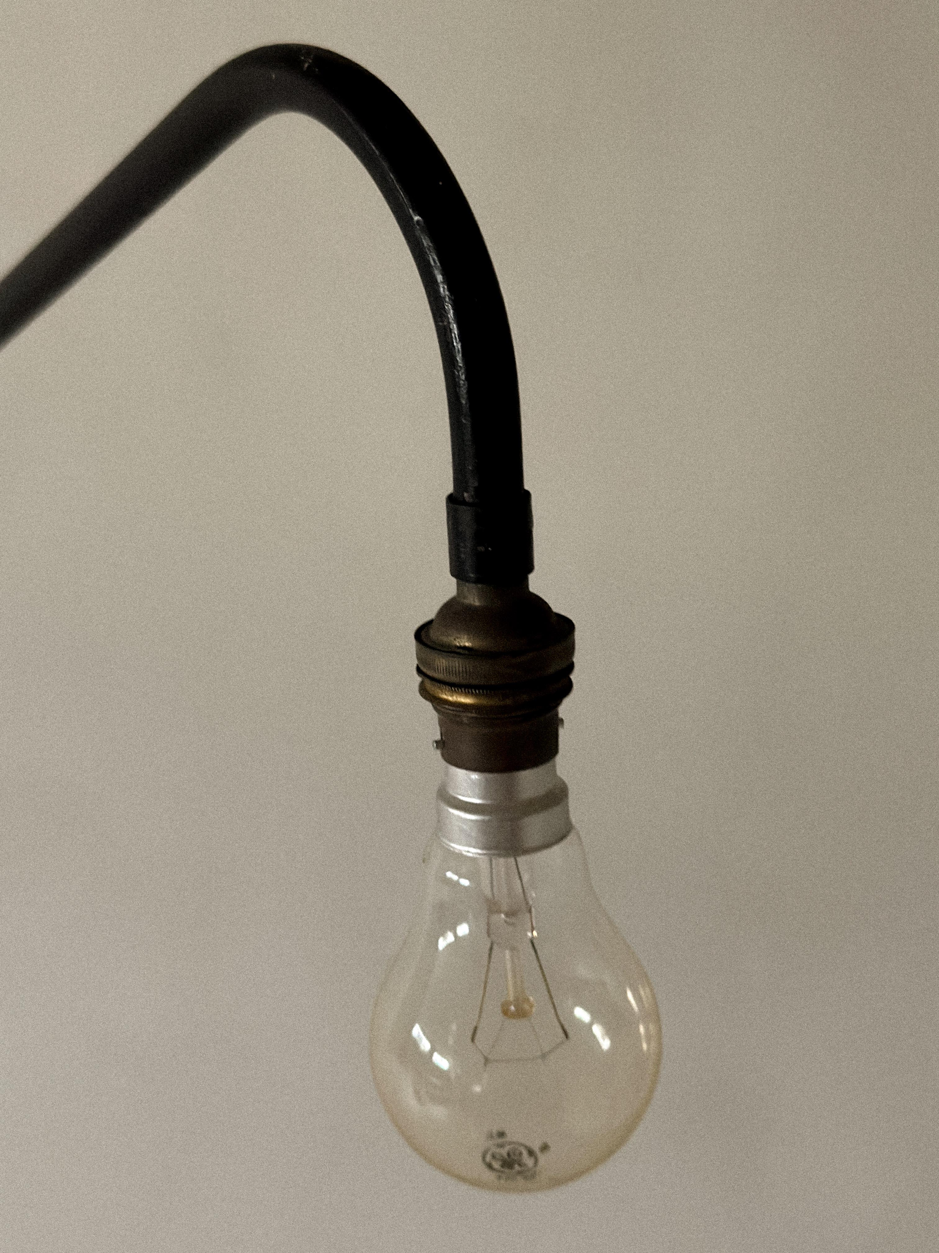 Lámpara de pie industrial francesa de mediados de siglo, Francia, hacia 1950 siglo XX en venta