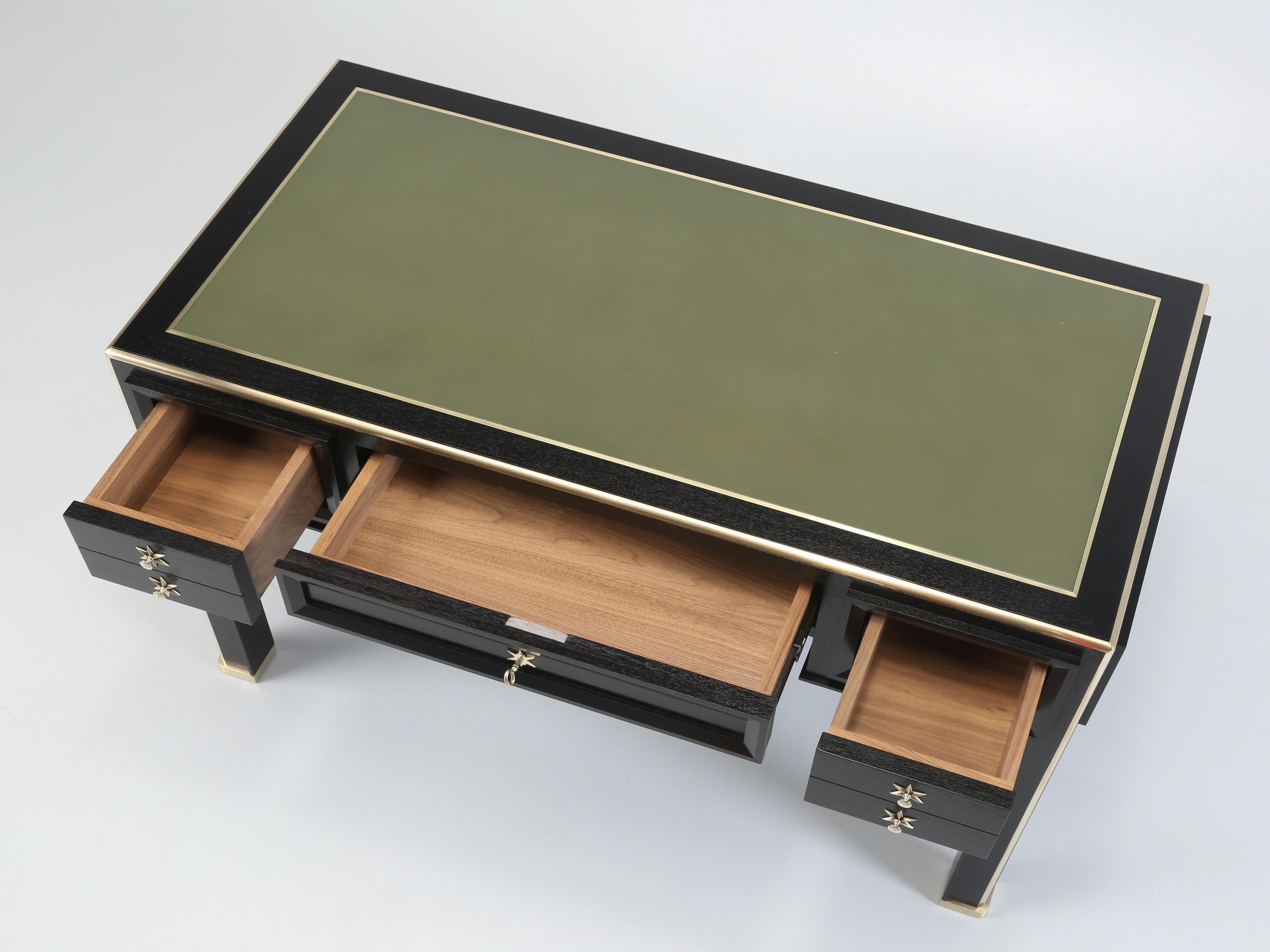 Bureau d'inspiration française du milieu du siècle, fabriqué sur commande par Old Plank dans notre département d'ébénisterie à partir d'acajou, de cuir (teinté à la main sur place) et de laiton. Nous aurions aimé nous attribuer le mérite de ce