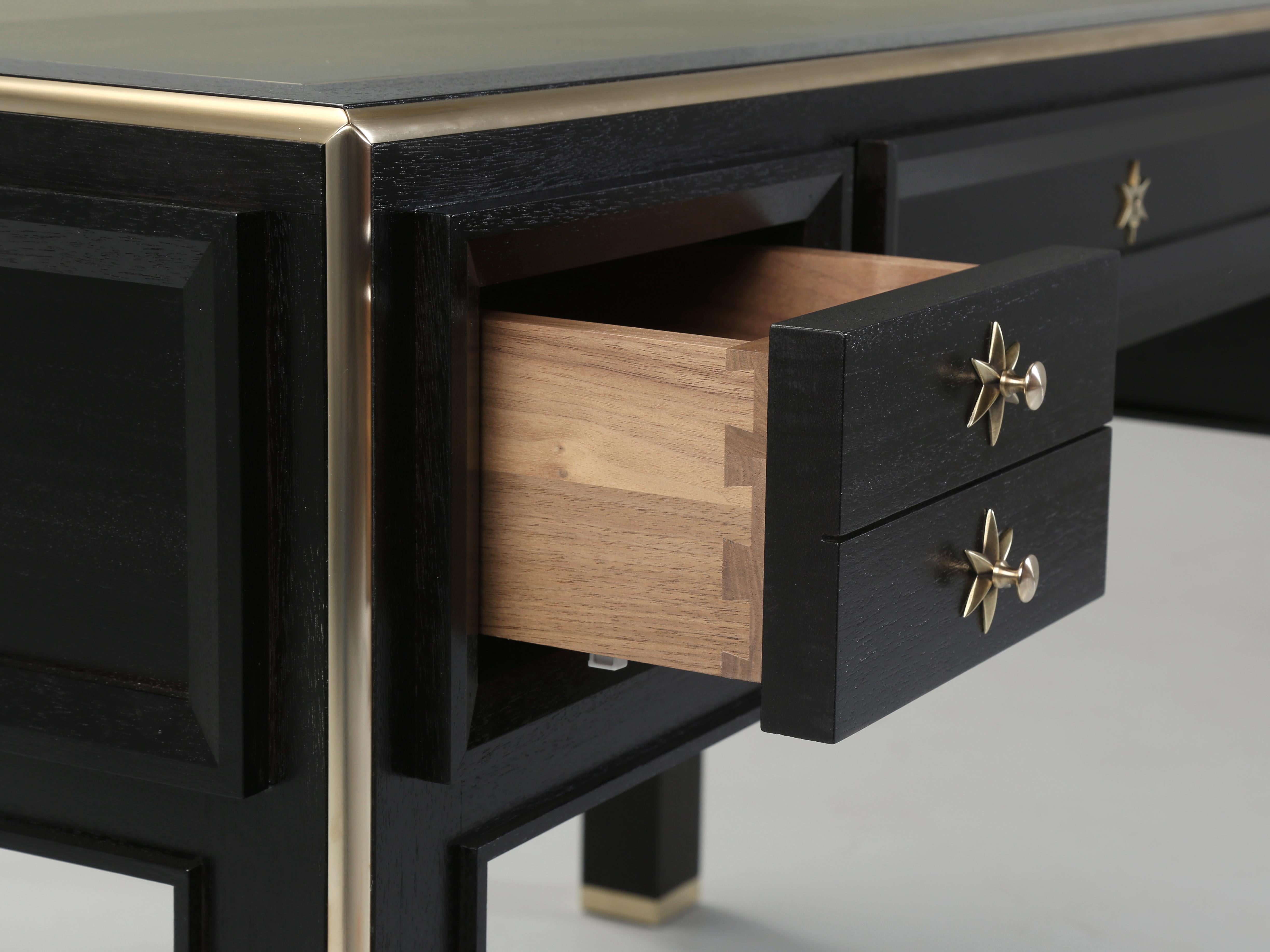Bureau d'inspiration Jacques Adnet, français, du milieu du siècle dernier, fabriqué sur commande par Old Plank Neuf - En vente à Chicago, IL