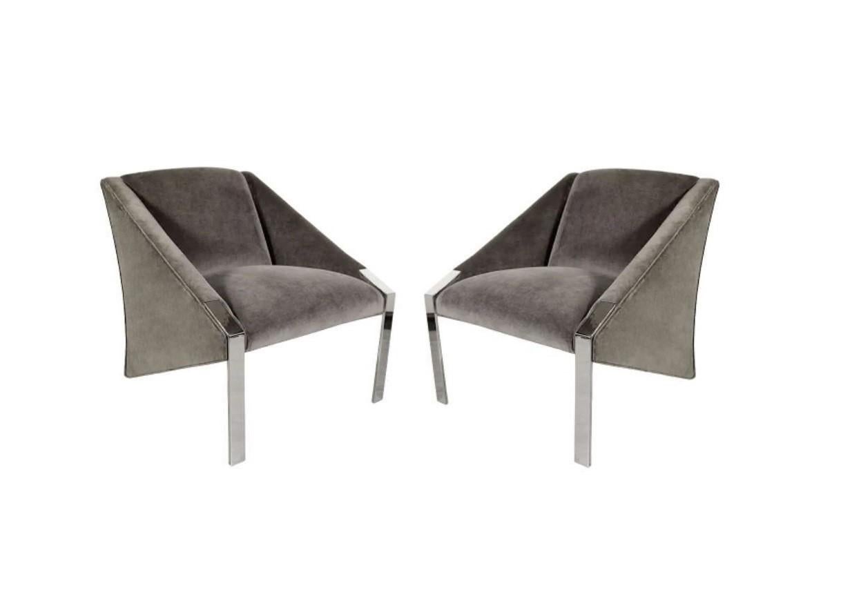 Une étonnante paire de chaises de salon/club sculpturales et angulaires conçues par Andrée Putman, vers les années 1970. Ces chaises joliment recouvertes de velours marron sont dotées de pieds avant chromés de 2