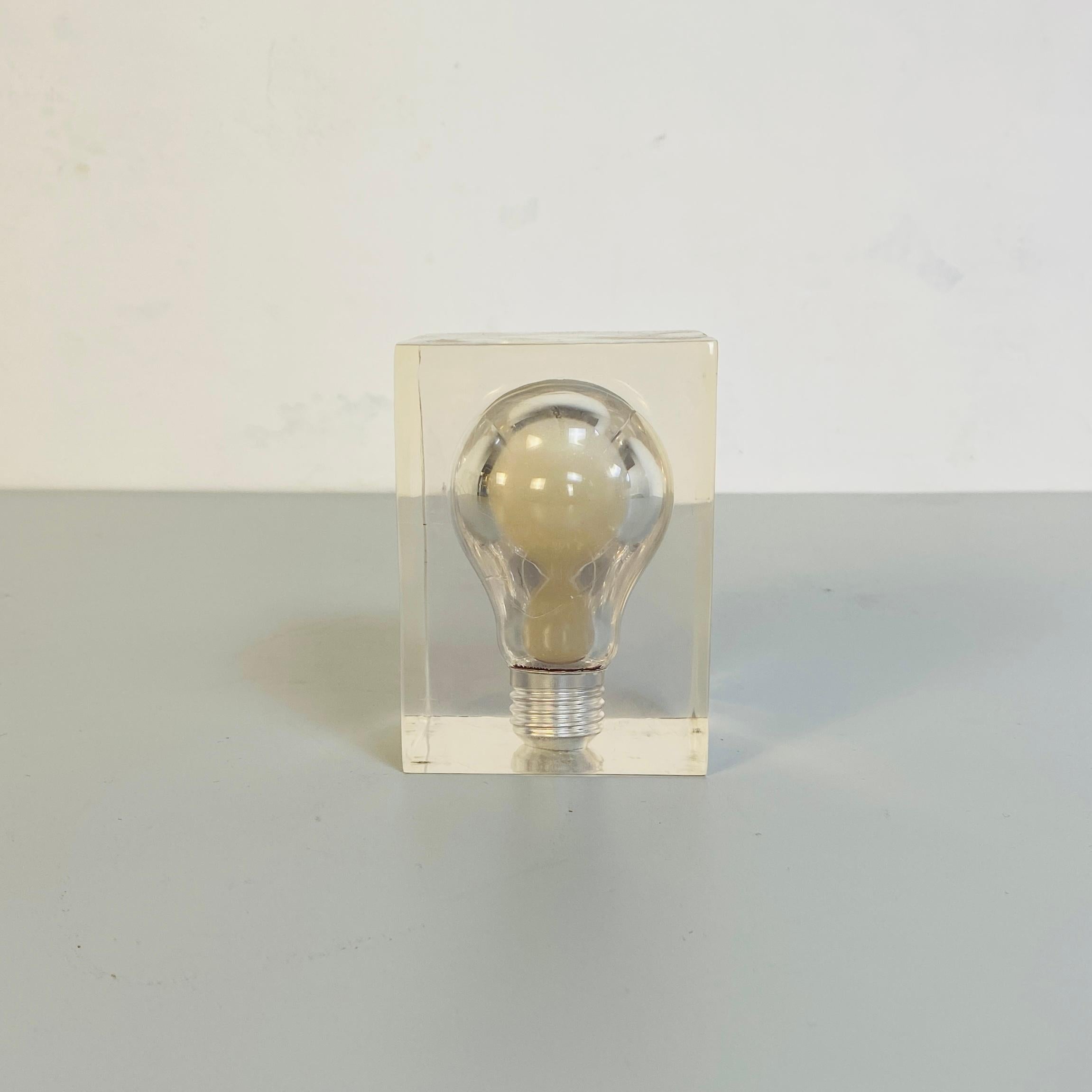 Scultura in lucite di Pierre Giraudon, anni '70
Scultura in lucite di una lampadina che si illumina di verde al buio.
La lampadina fosforescente è racchiusa nella resina. Risale al movimento pop art francese creato da Pierre